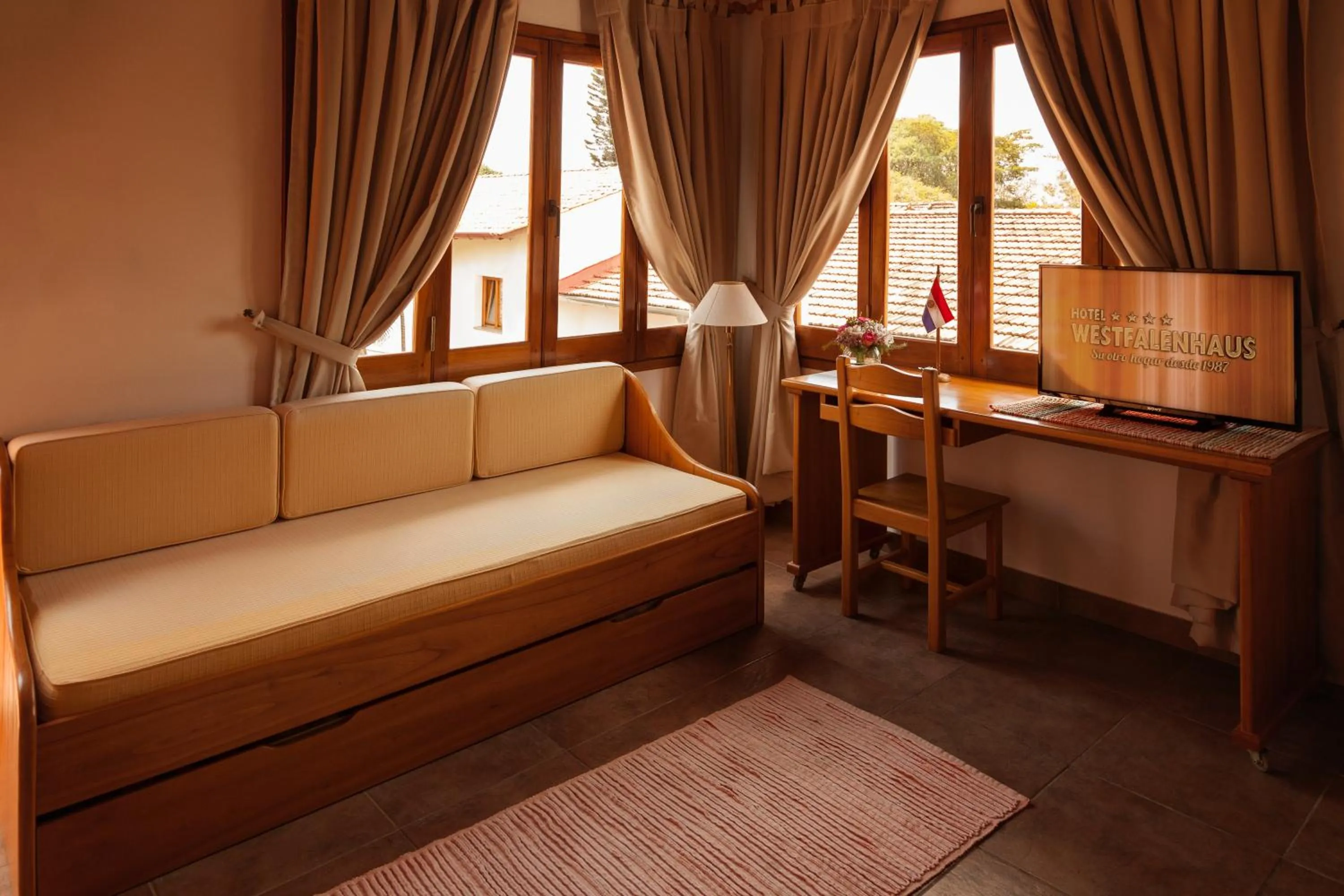 Living room, Bed in Hotel Westfalenhaus