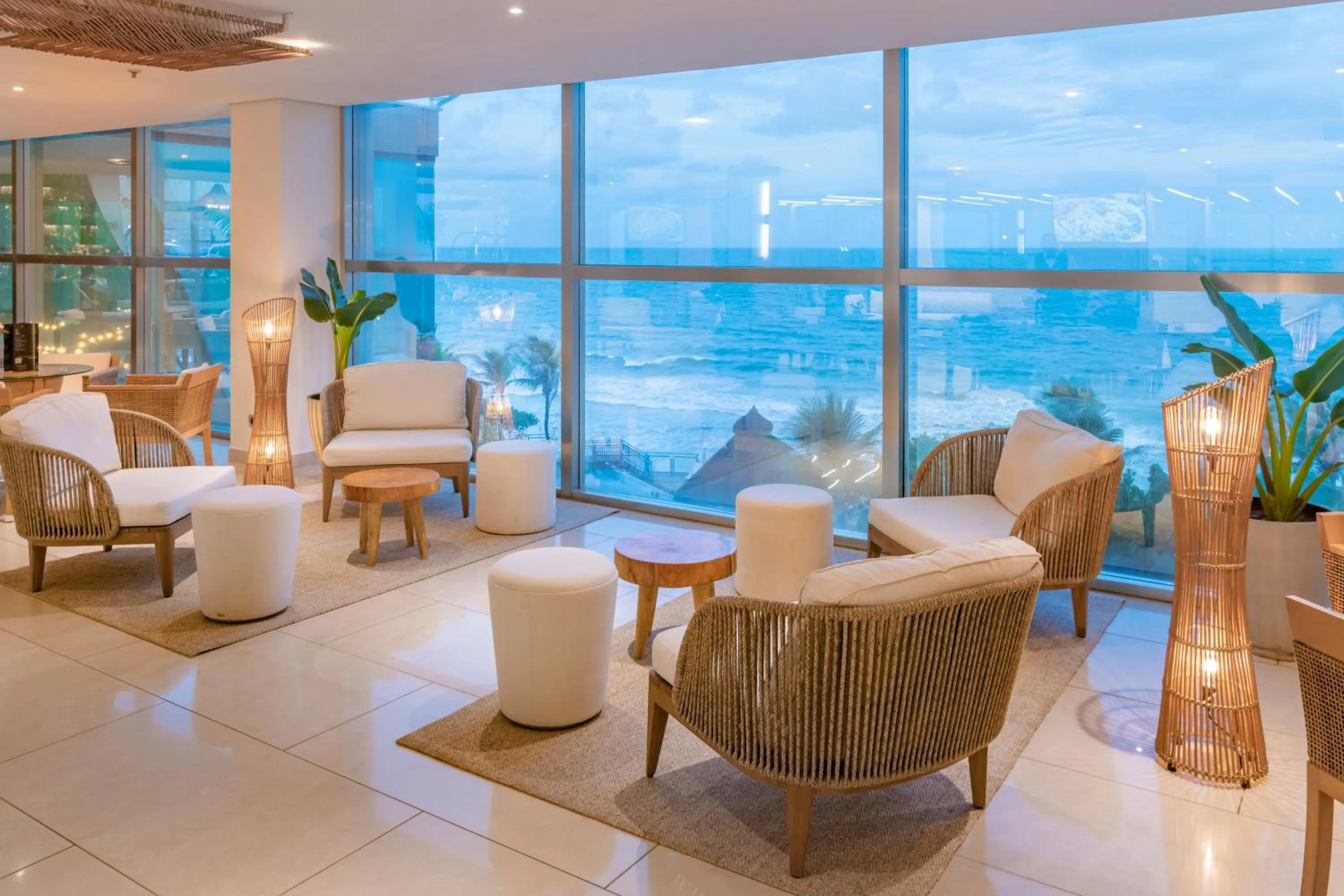 Lounge or bar in SERHS Experience Suítes