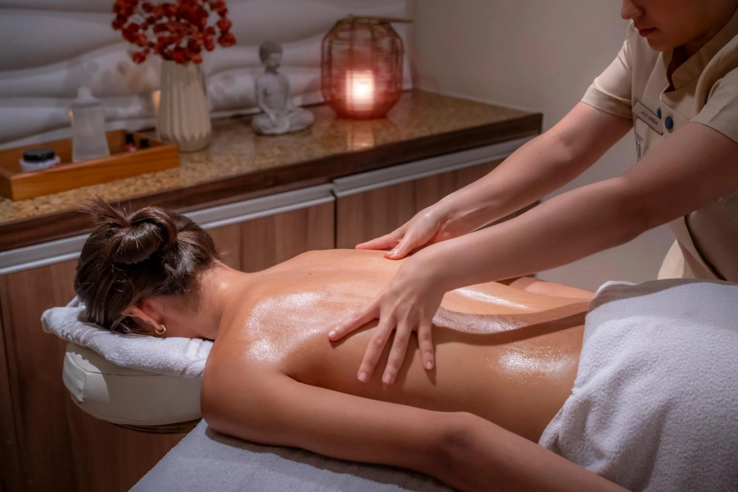 Massage in SERHS Experience Suítes