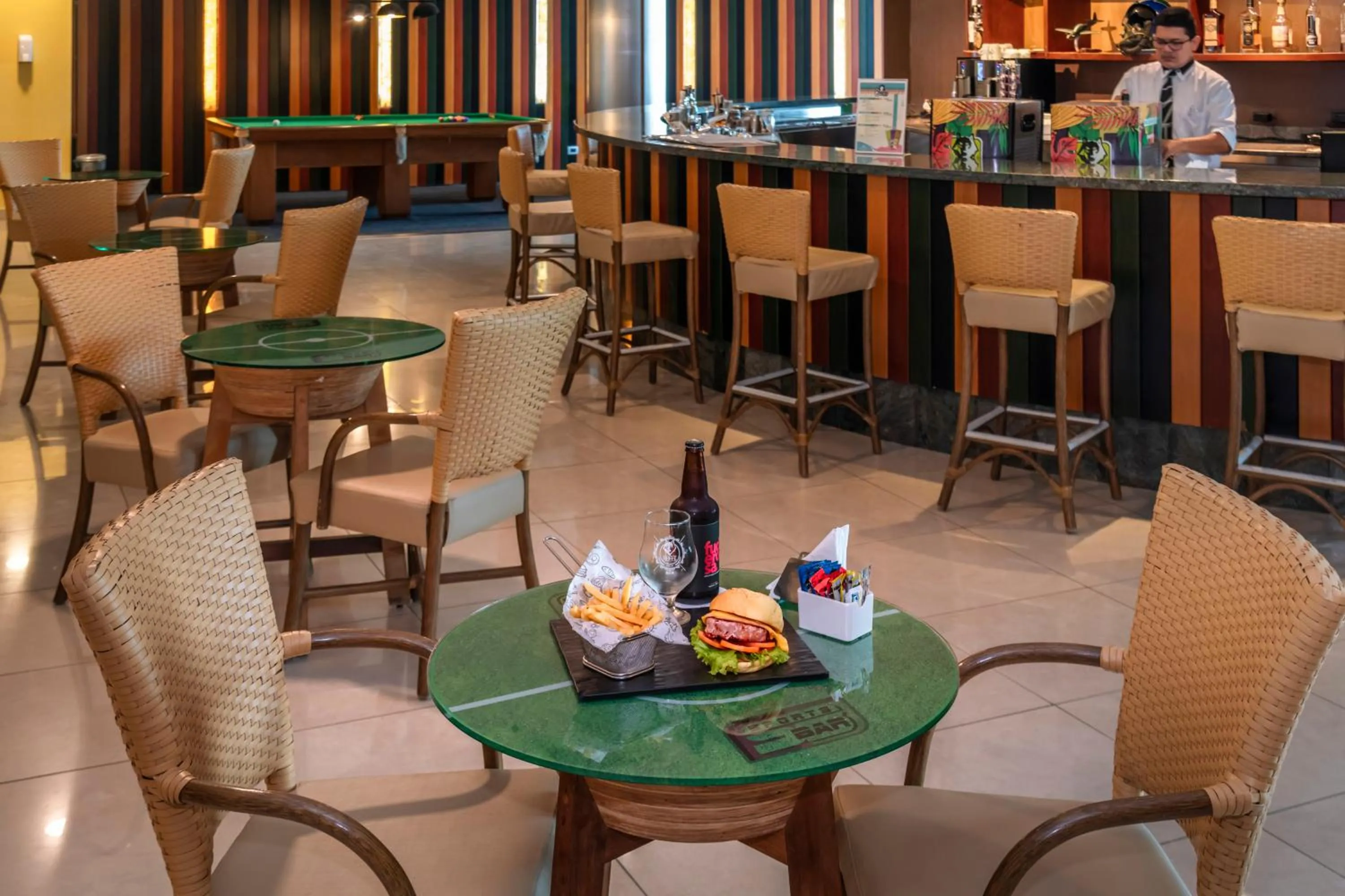 Restaurant/places to eat in SERHS Experience Suítes