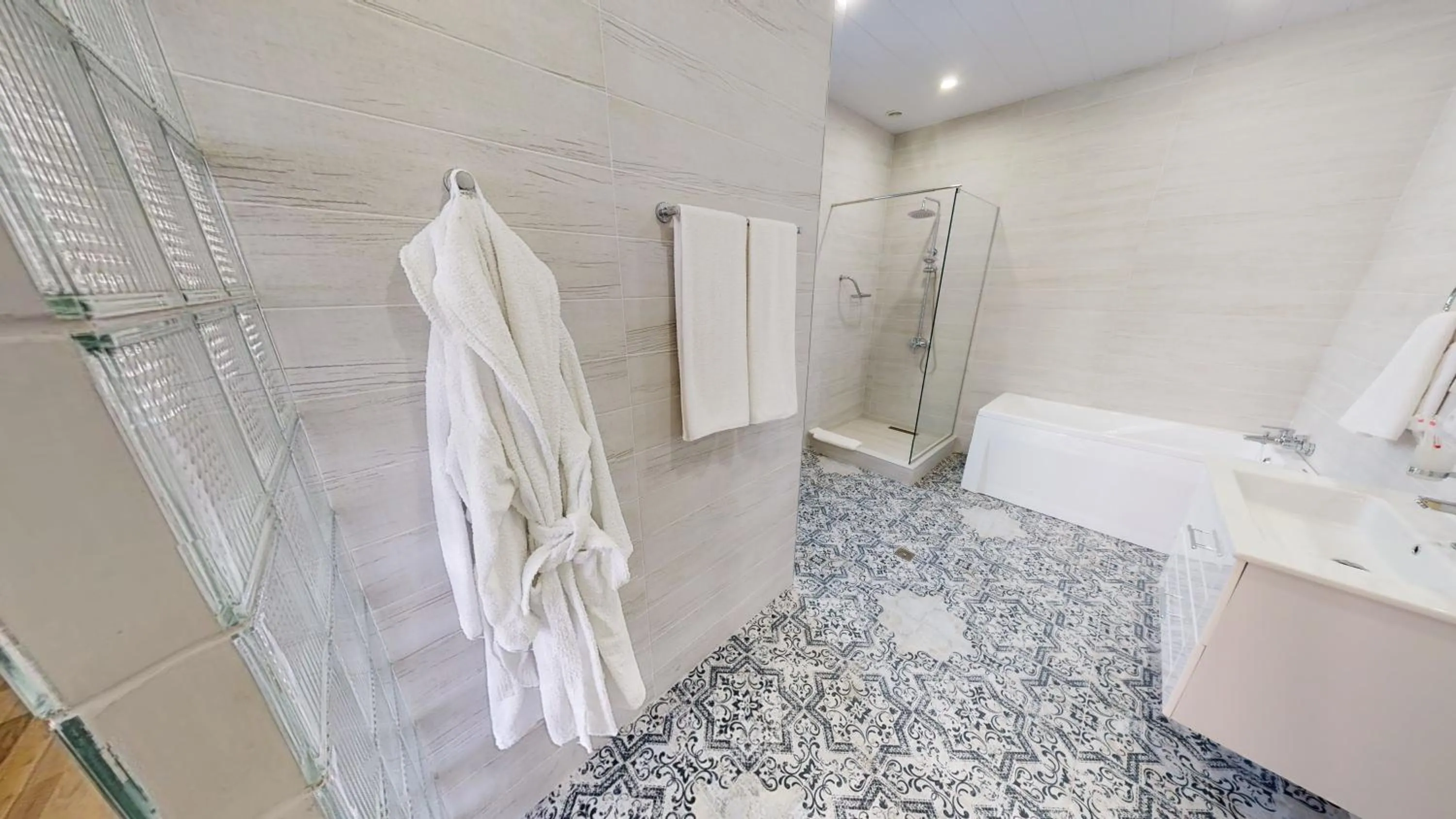 Shower in Aspar Boutique Hotel