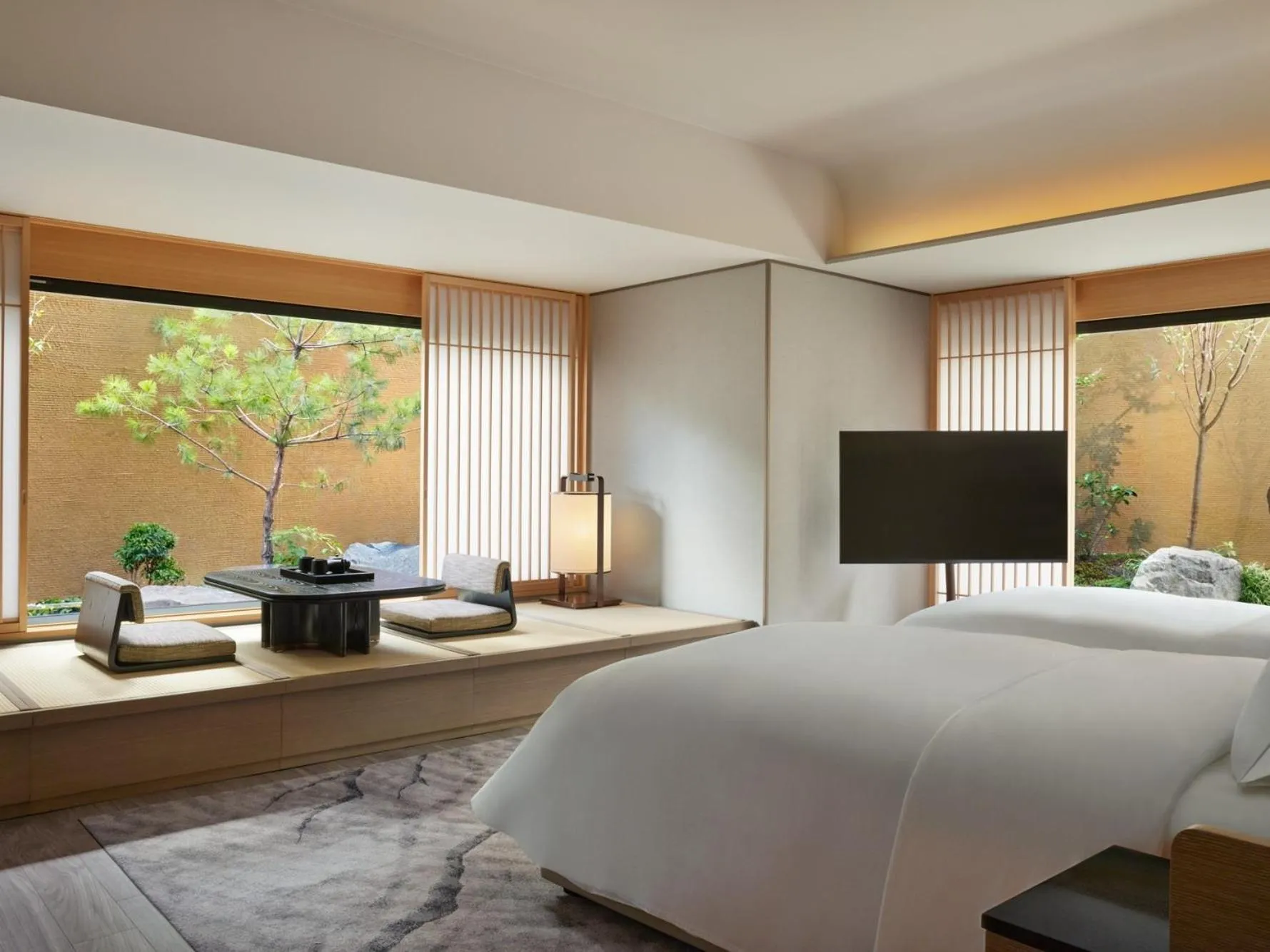 Communal lounge/ TV room, Bed in Dusit Thani Kyoto