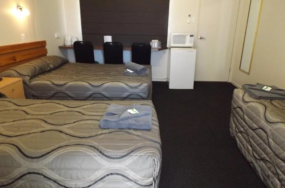 Kitchen or kitchenette, Bed in Three Moon Motel