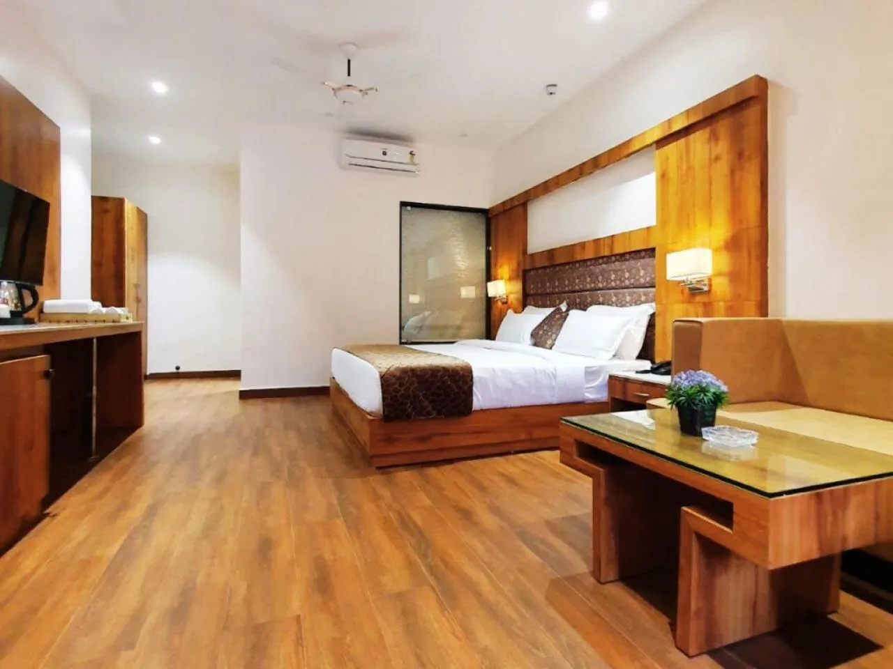 Bedroom, Bed in Dallas Beach Resorts Ashvem Beach