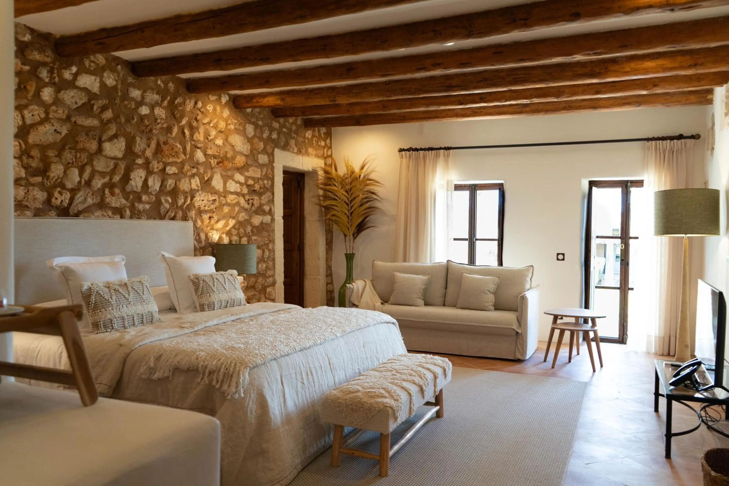 Photo of the whole room in Reserva Rotana Golf Resort