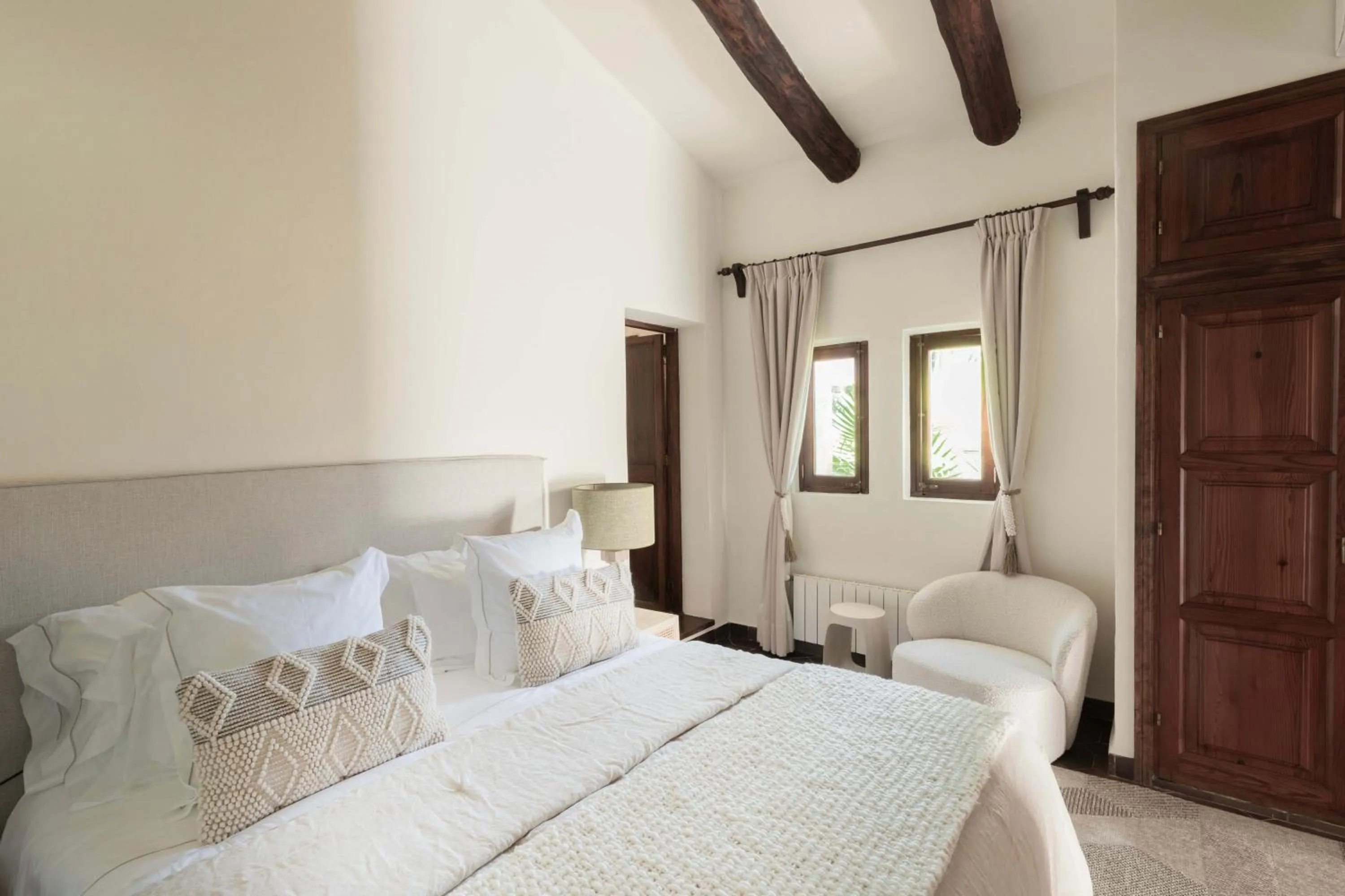 Bed in Reserva Rotana Golf Resort