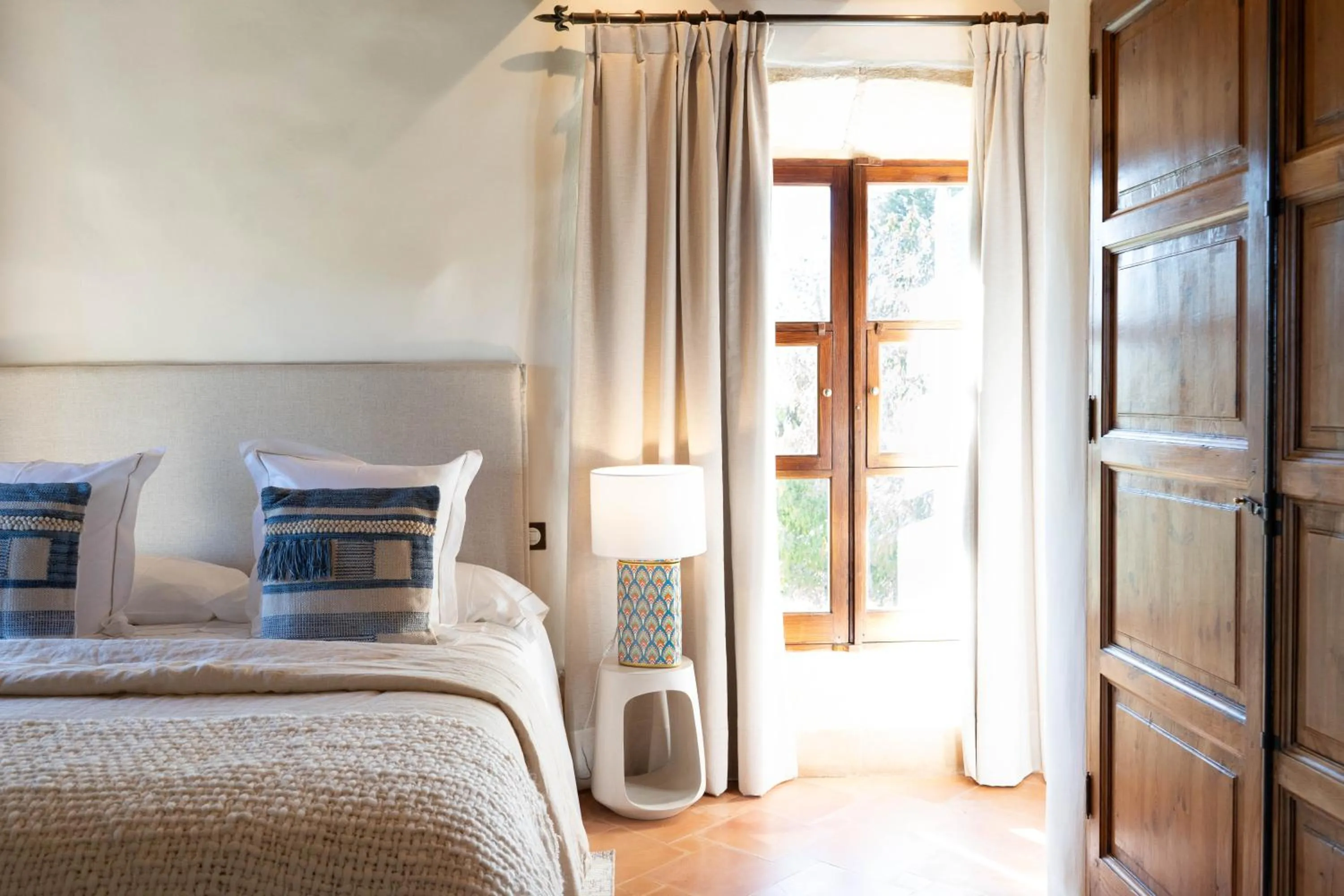 Bed in Reserva Rotana Golf Resort