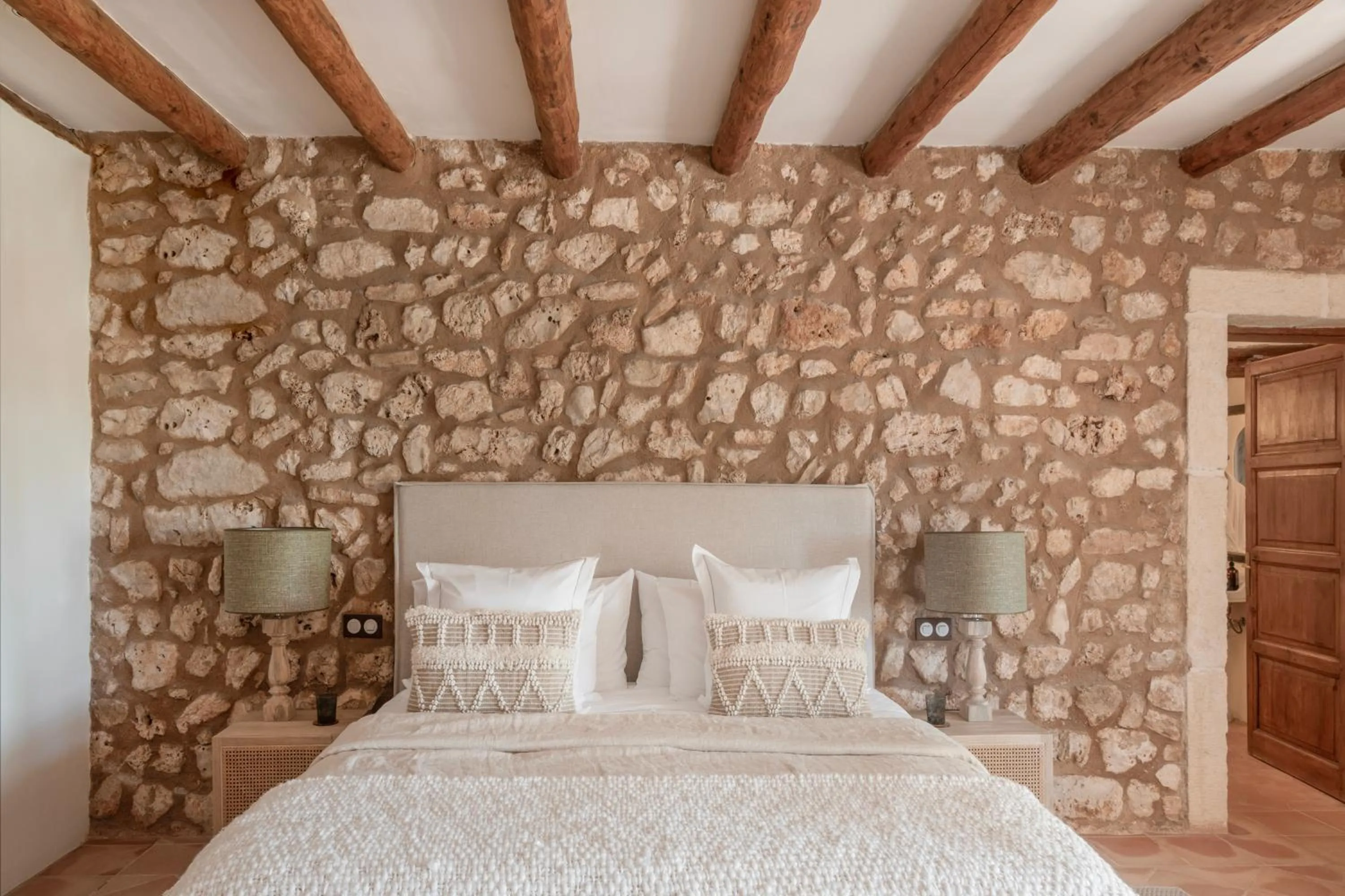 Bed in Reserva Rotana Golf Resort