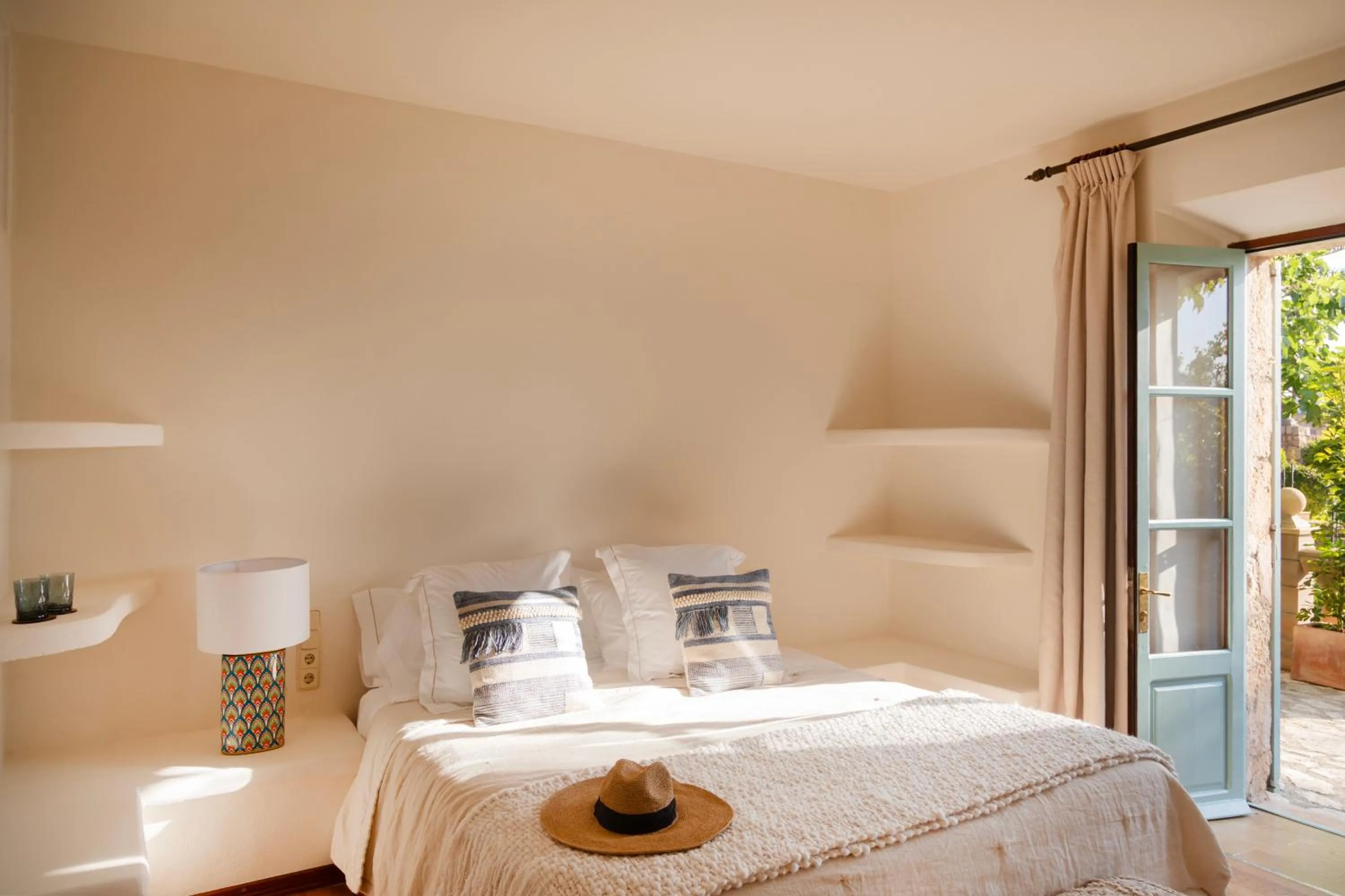 Bed in Reserva Rotana Golf Resort