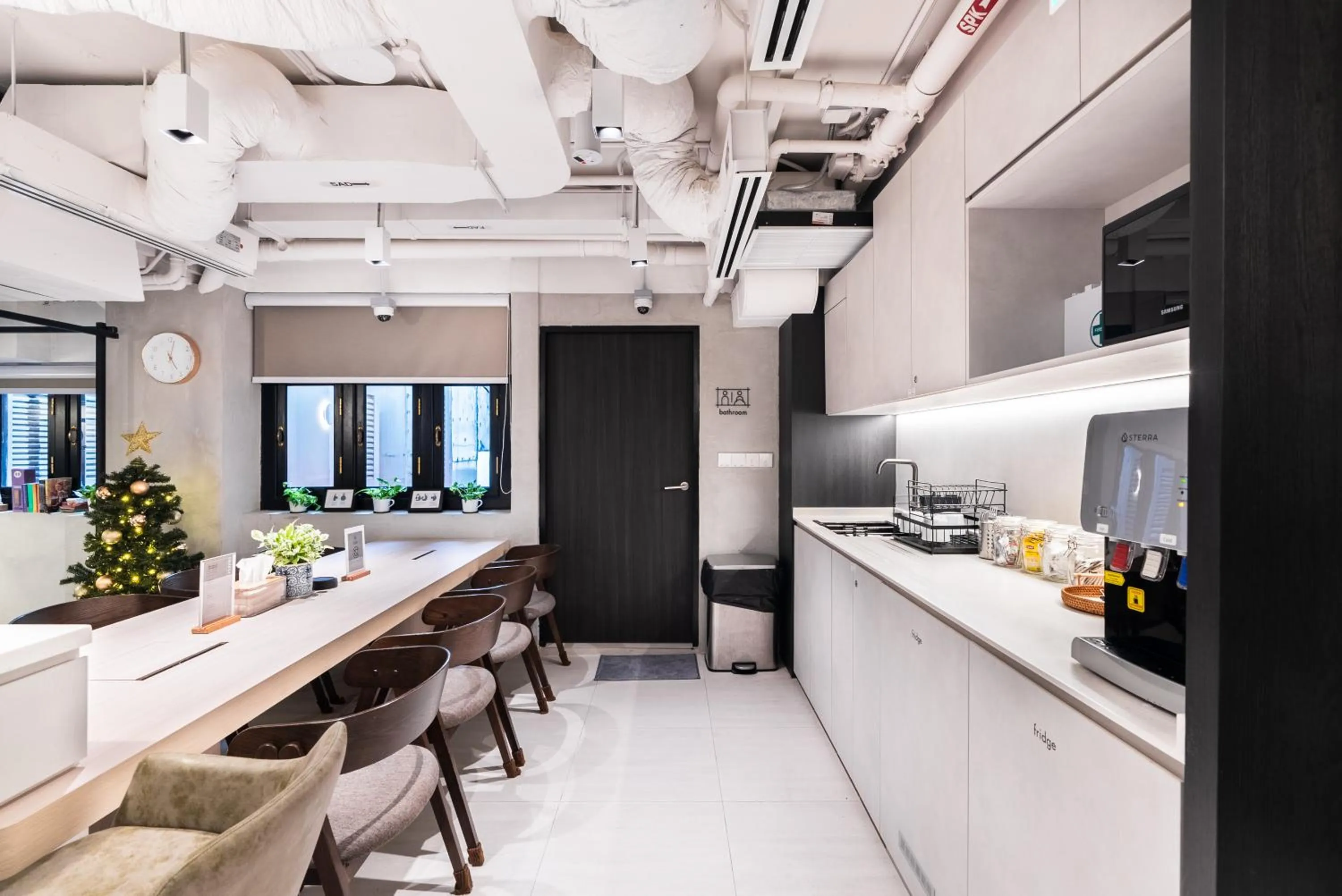 Communal lounge/ TV room in Jyu Capsule Hotel