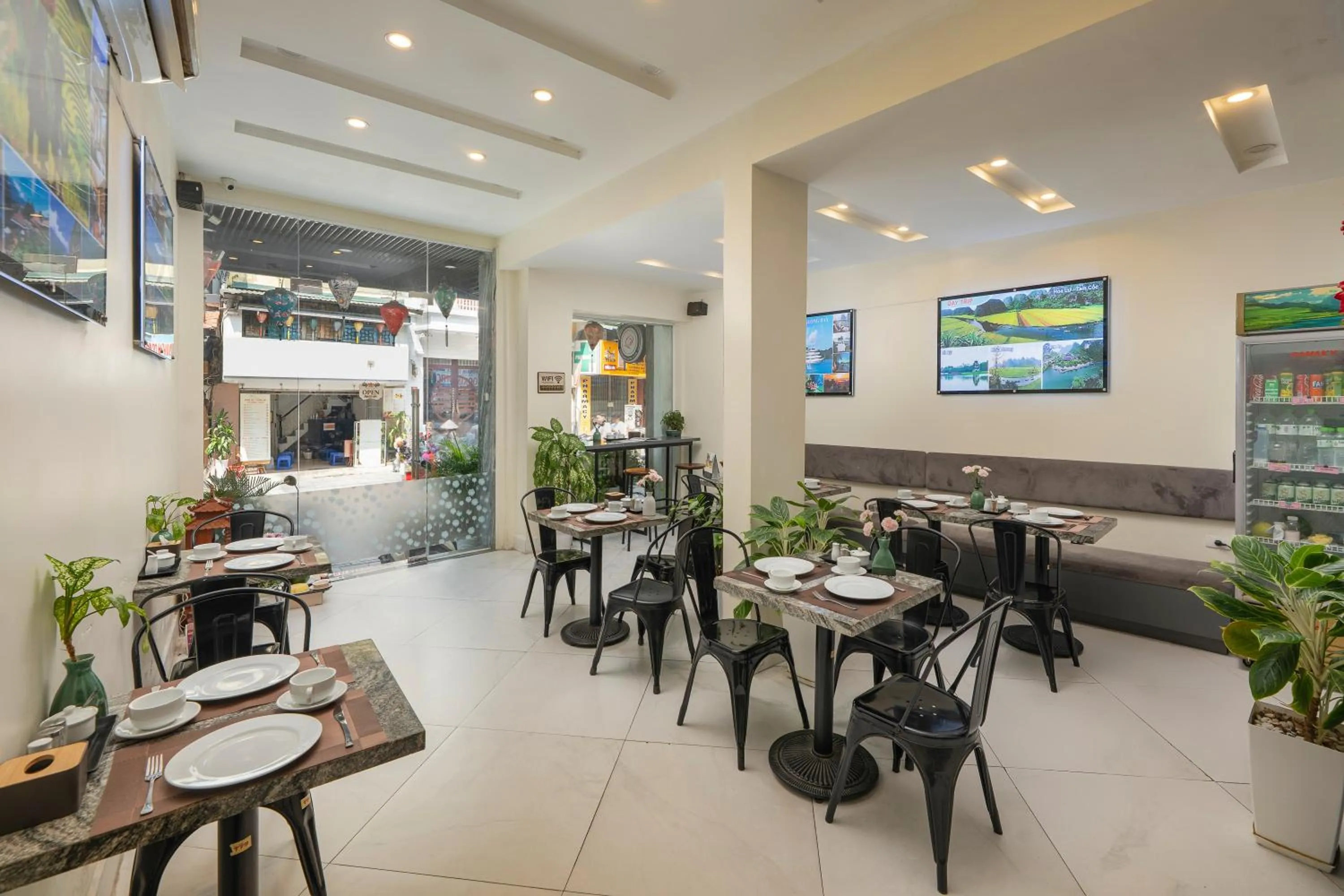 Restaurant/places to eat in Queen Cafe Hotel & Pub