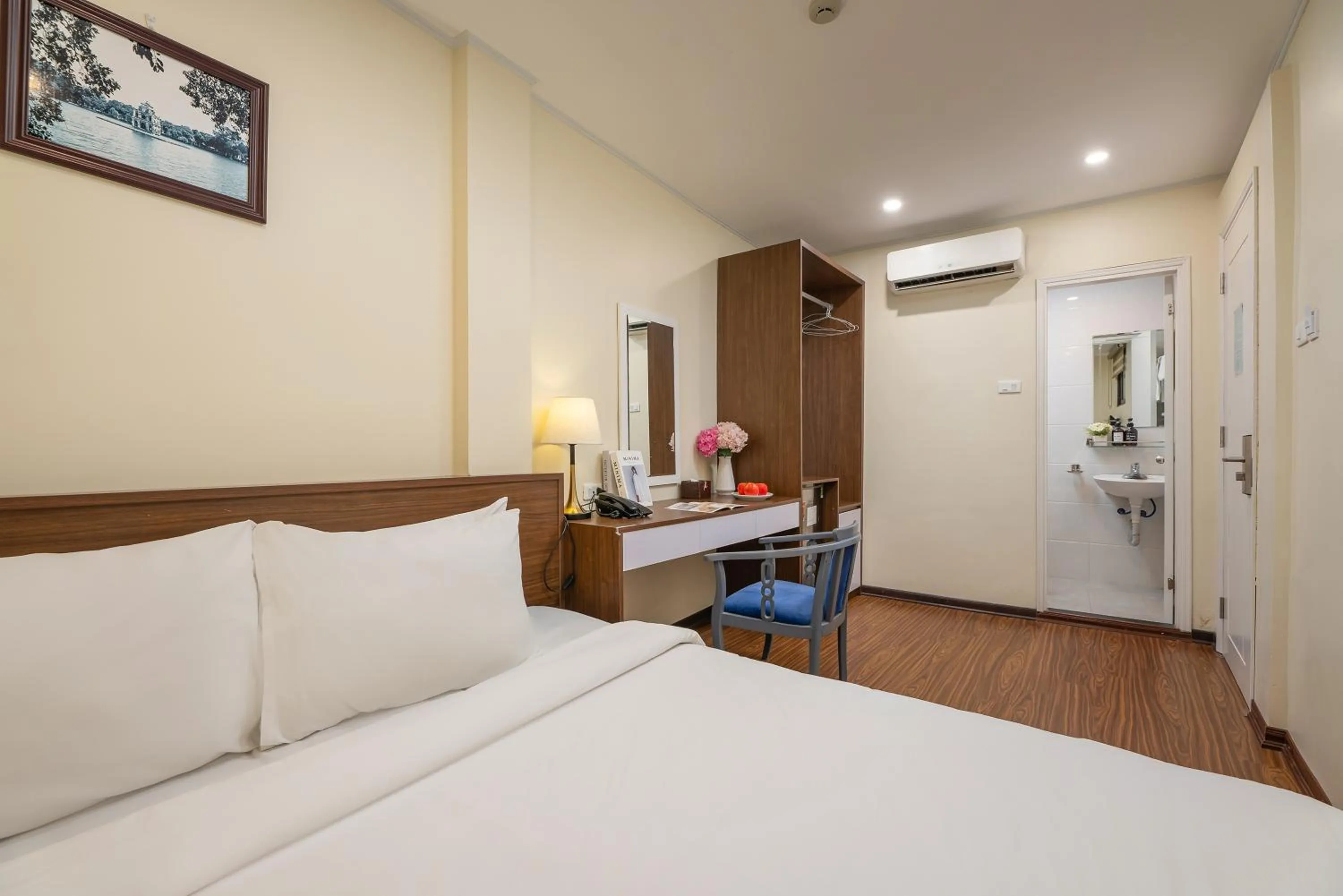 Bed in Queen Cafe Hotel & Pub