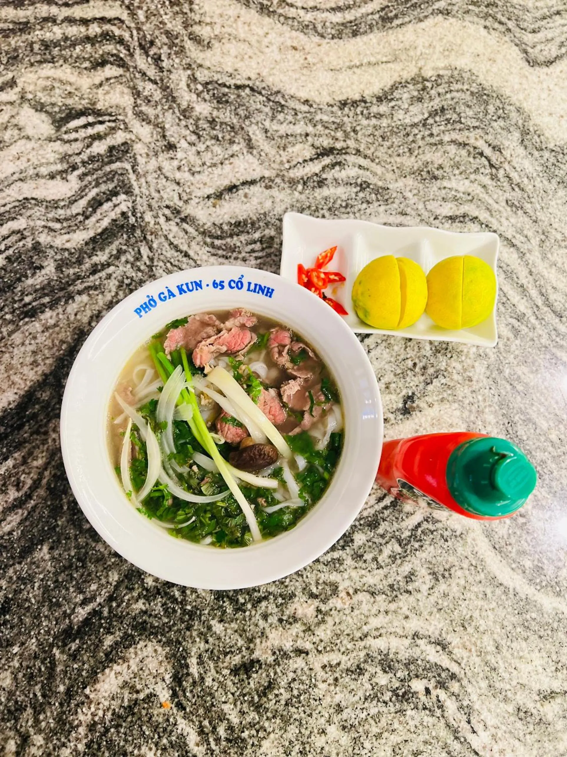 Food and drinks in Queen Cafe Hotel & Pub