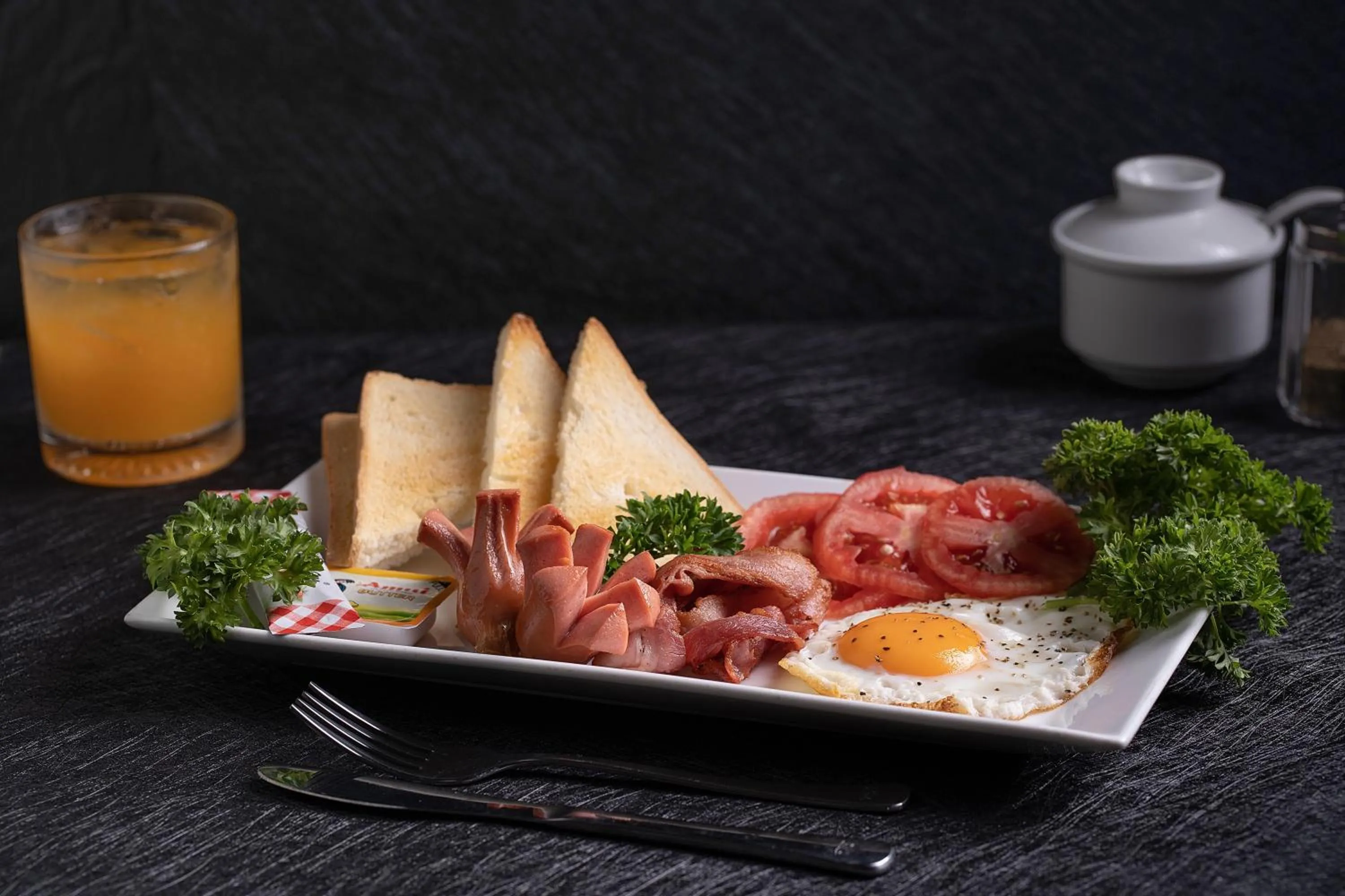 Restaurant/places to eat in Queen Cafe Hotel & Pub