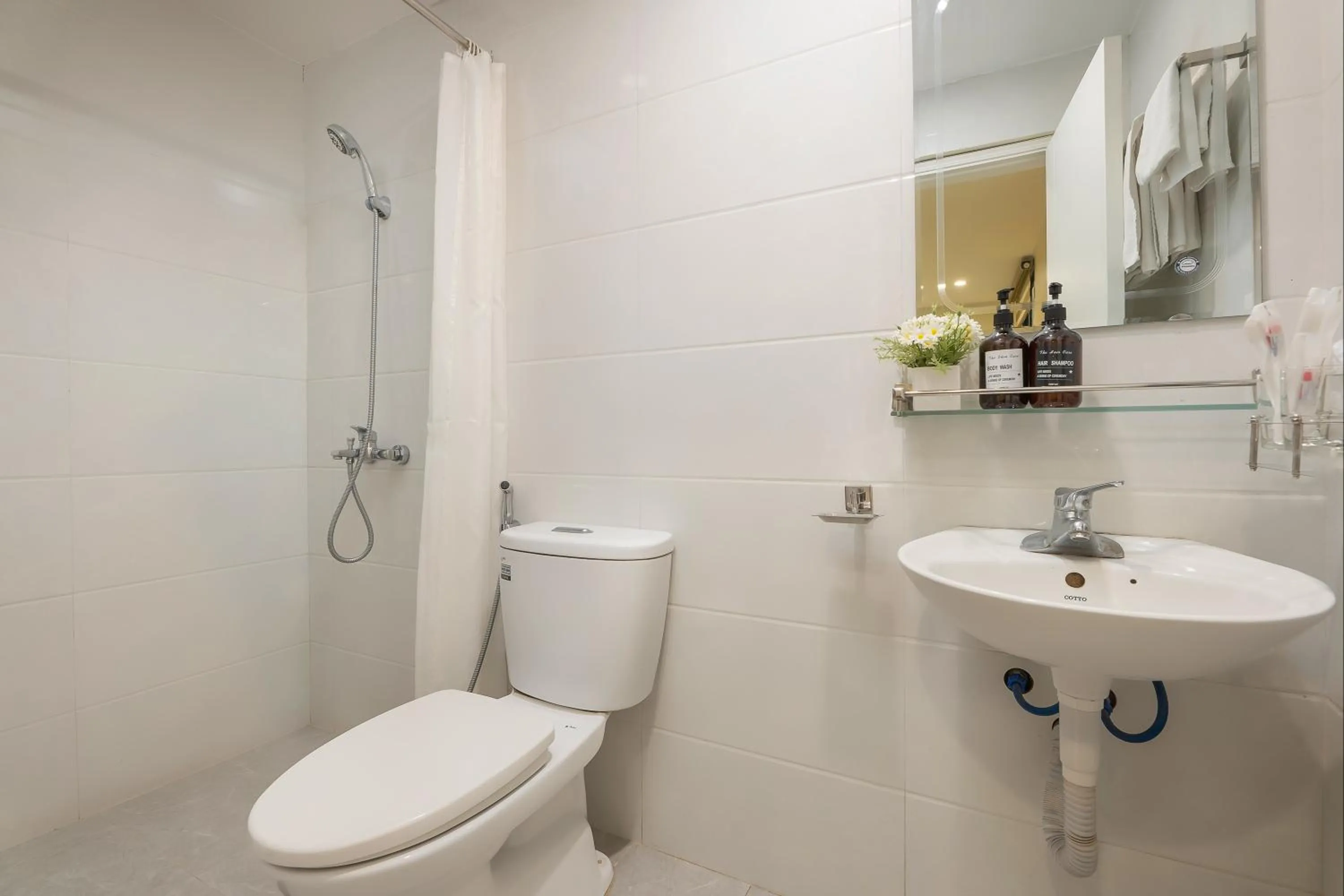 Toilet in Queen Cafe Hotel & Pub