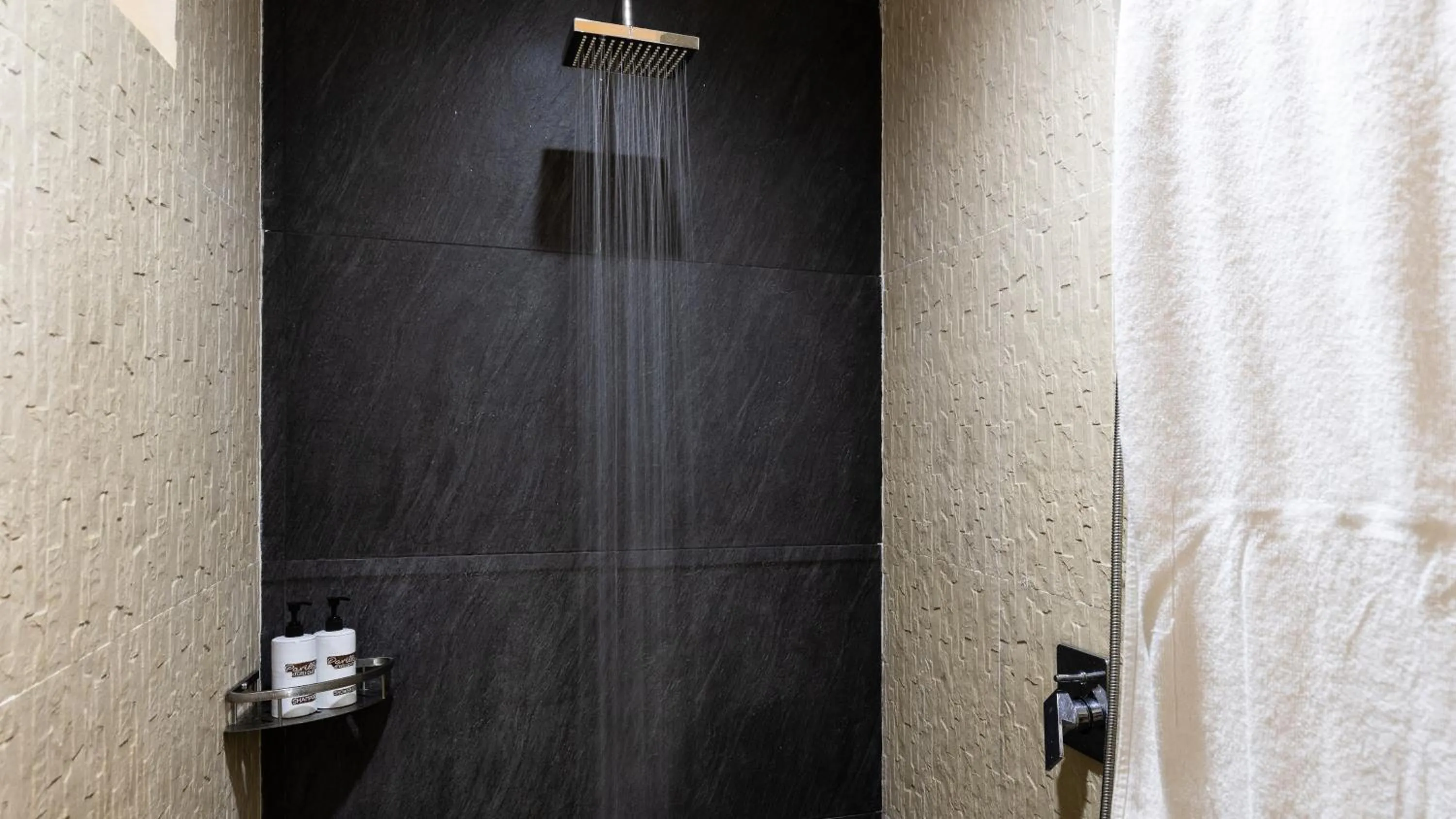 Shower in Pavillon d'Orient Boutique Hotel