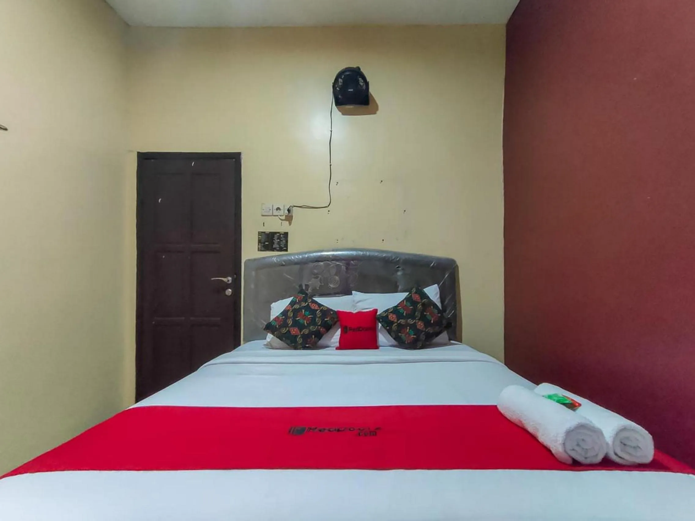 Bedroom, Bed in RedDoorz at Pacet Mojokerto