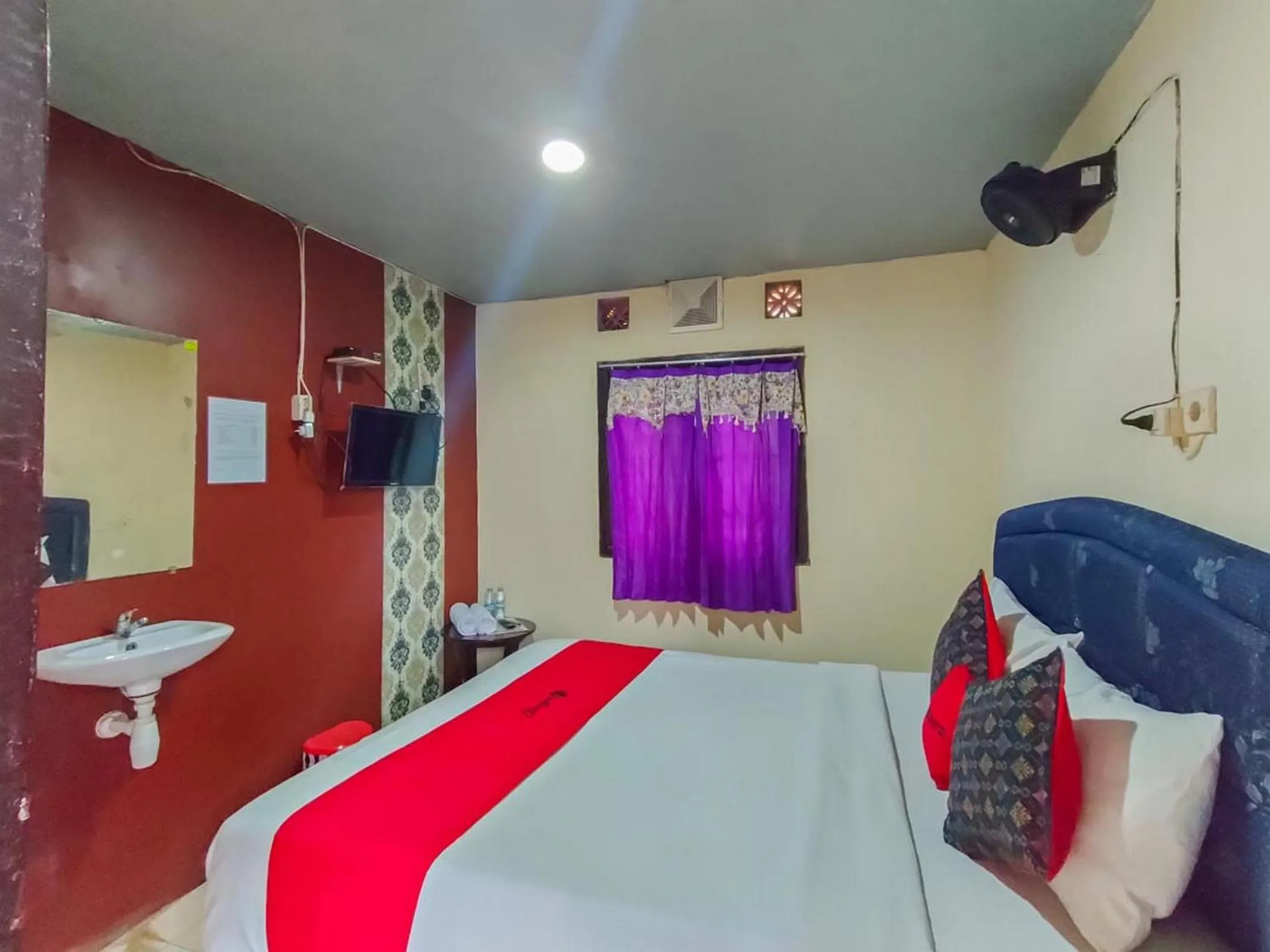 Bedroom, Bed in RedDoorz at Pacet Mojokerto