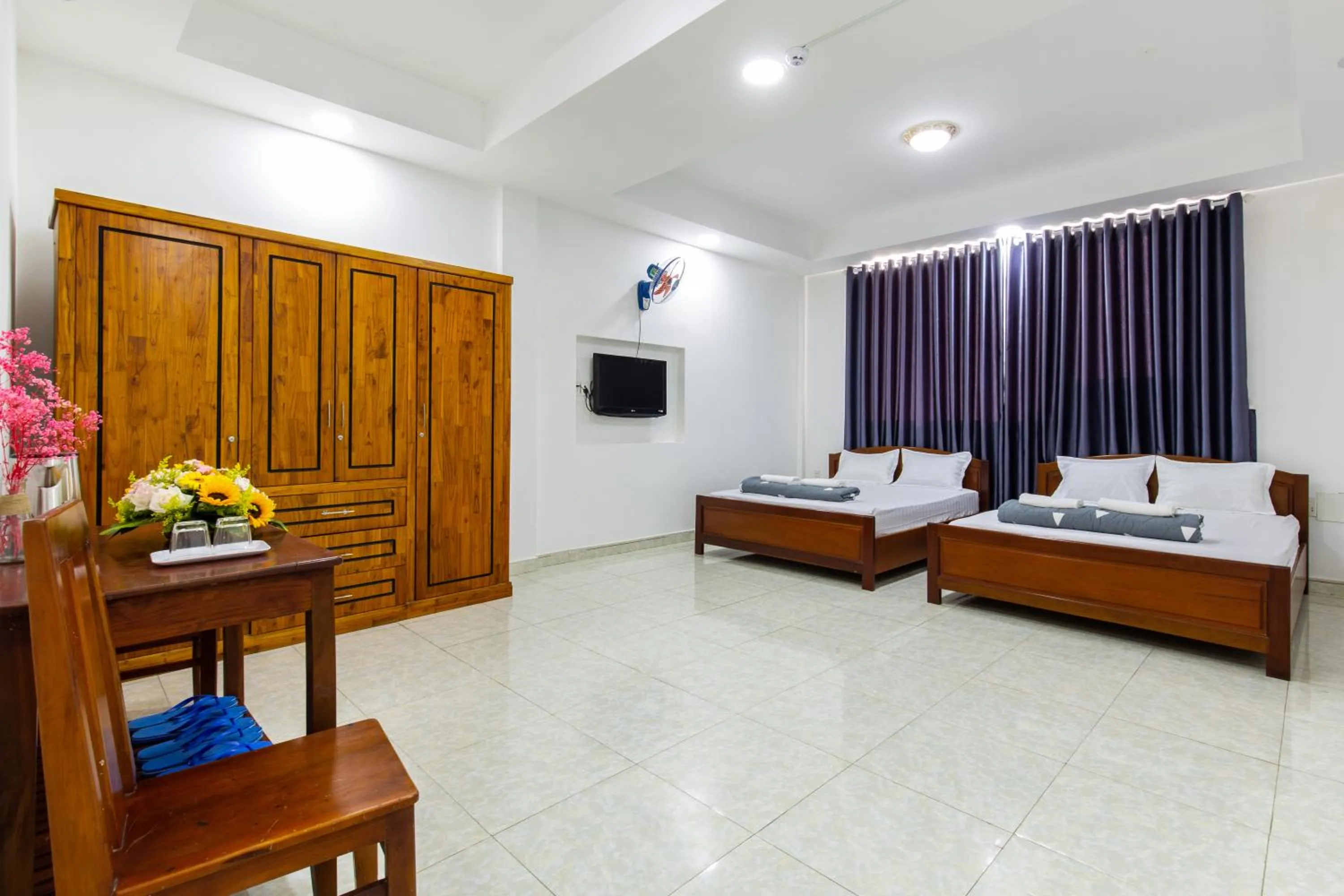Bedroom, Bed in Hotel Hoa Cúc Phương Dĩ An - Bình Dương