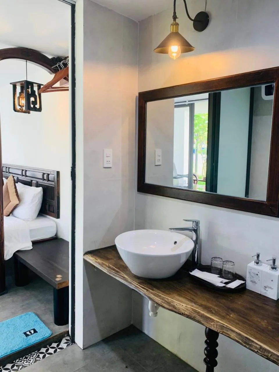 Toilet in La Y Riverview