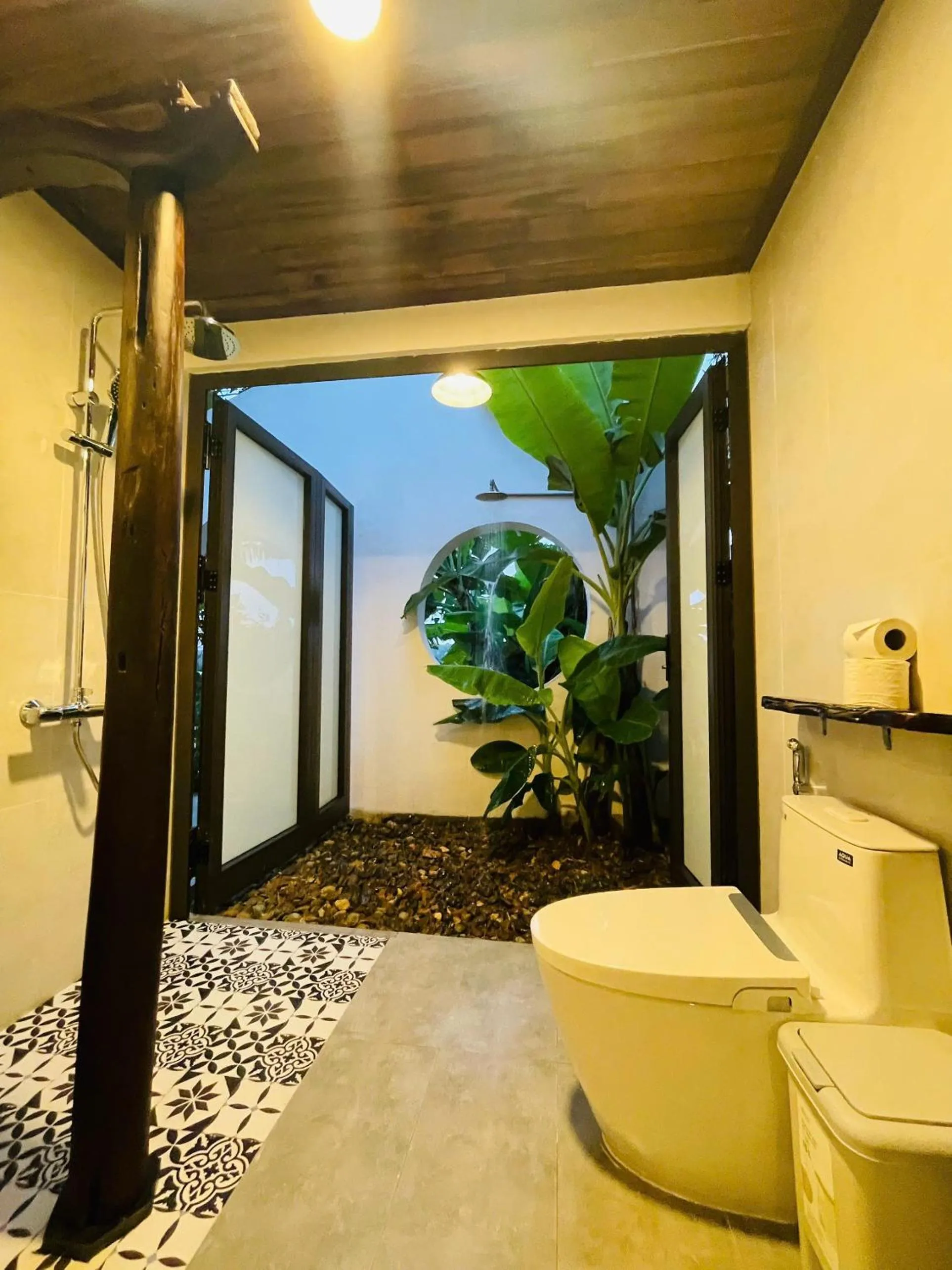 Toilet in La Y Riverview