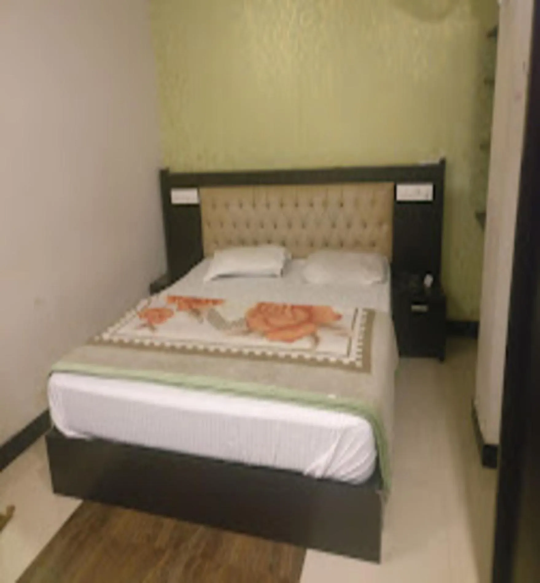 Bed in Redbell suites Residency