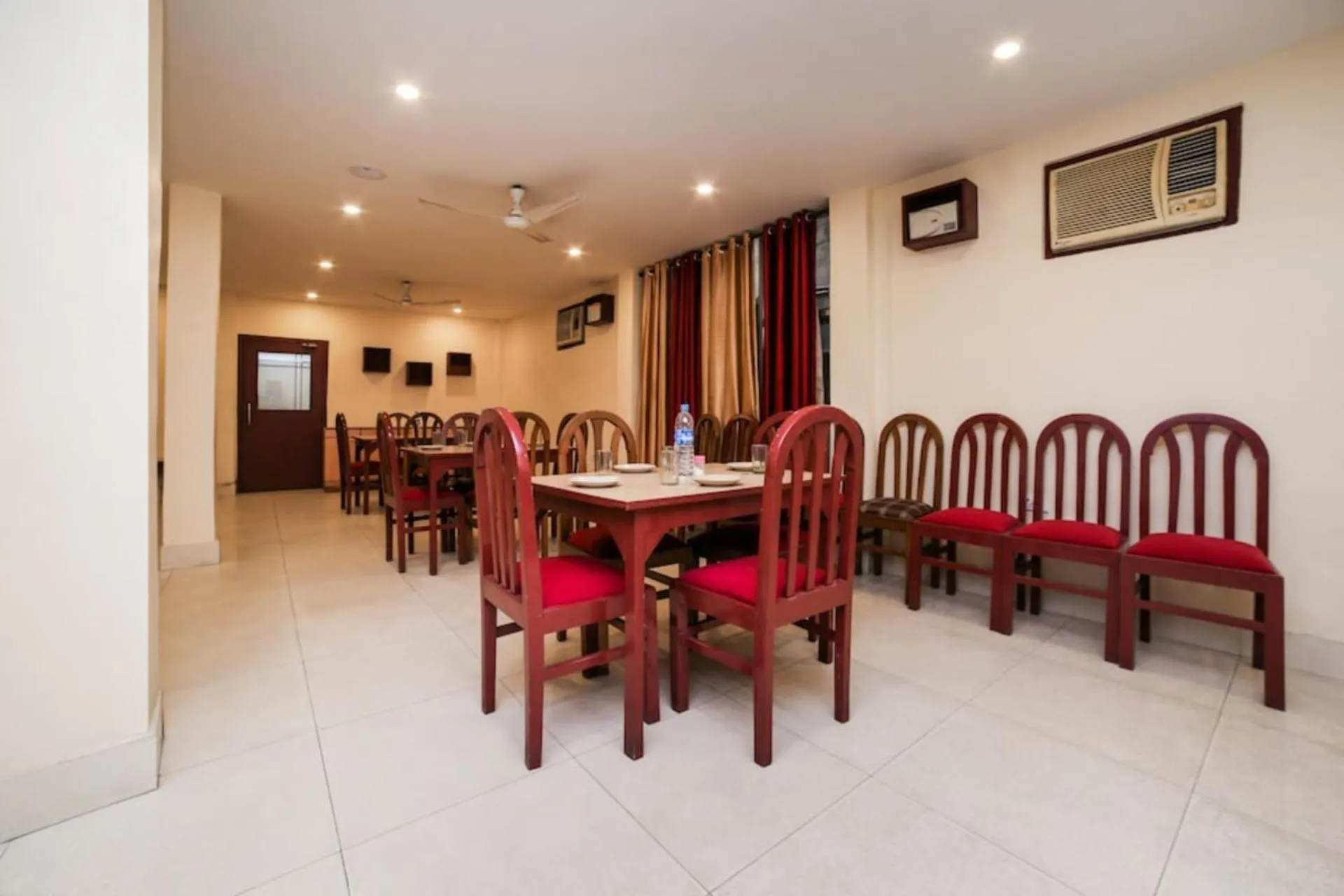 Restaurant/places to eat in Uttam Guest House