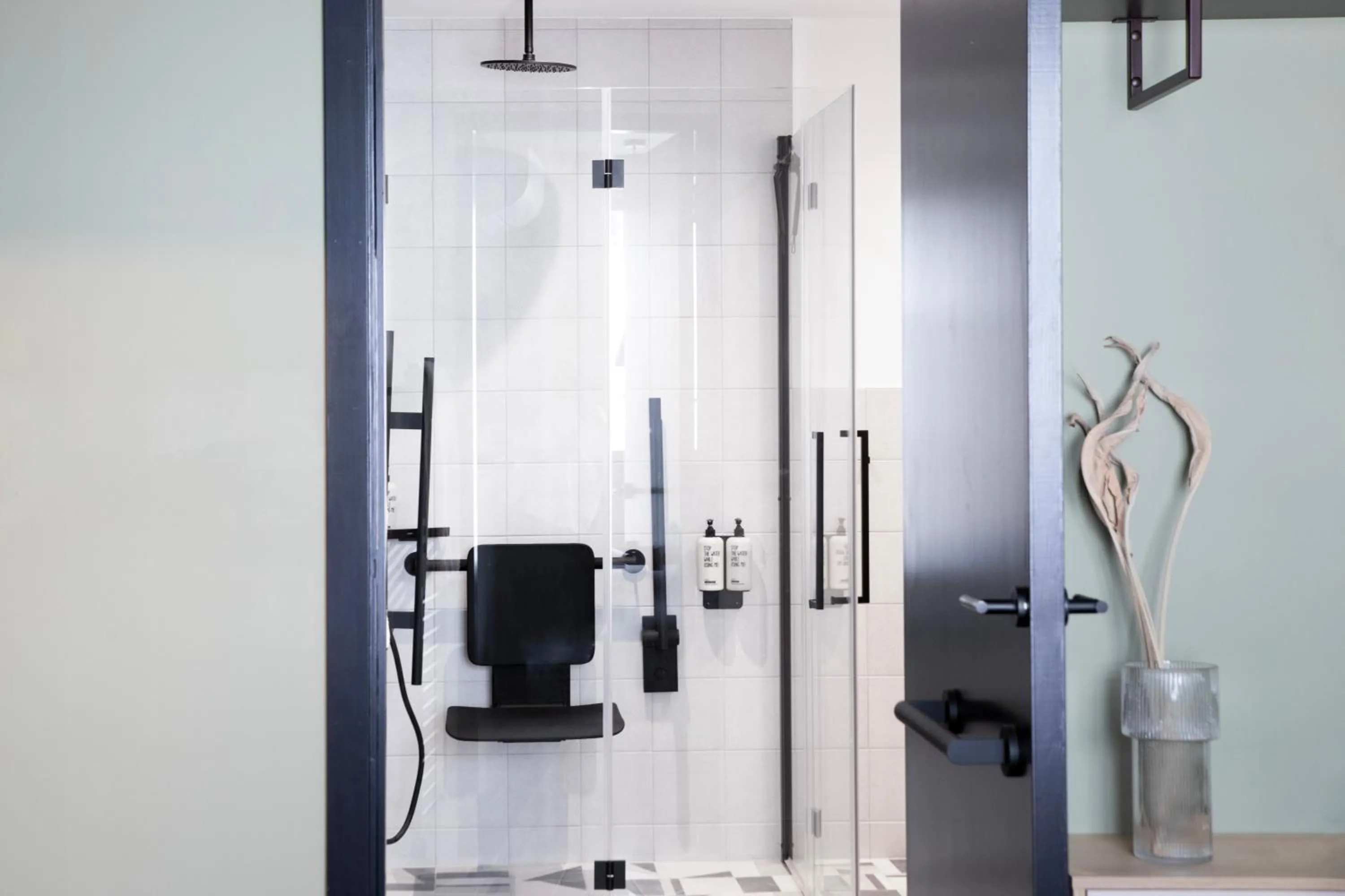 Shower in Bob W London Tower Hill - Studios