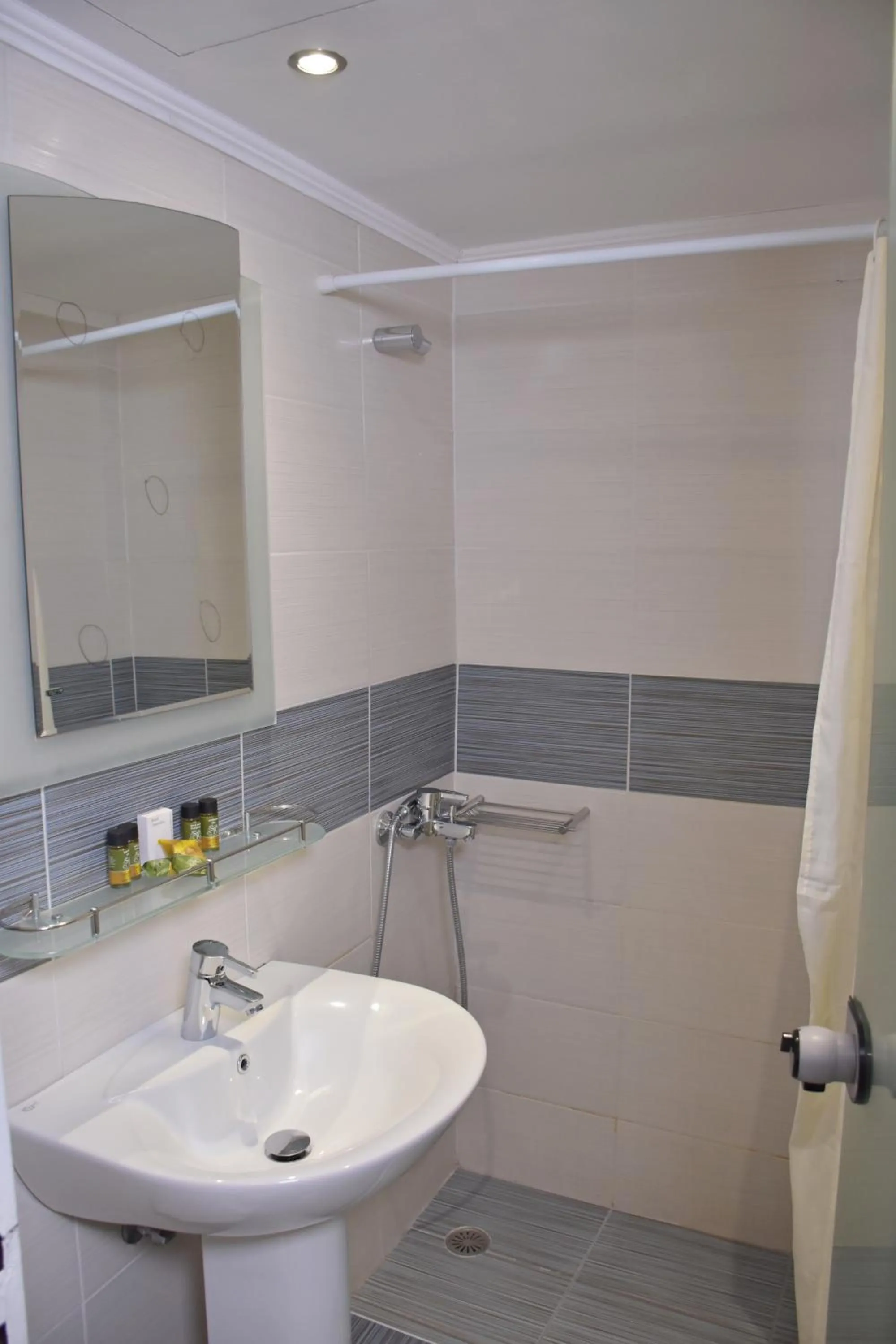 Shower in Arethusa Hotel Athens