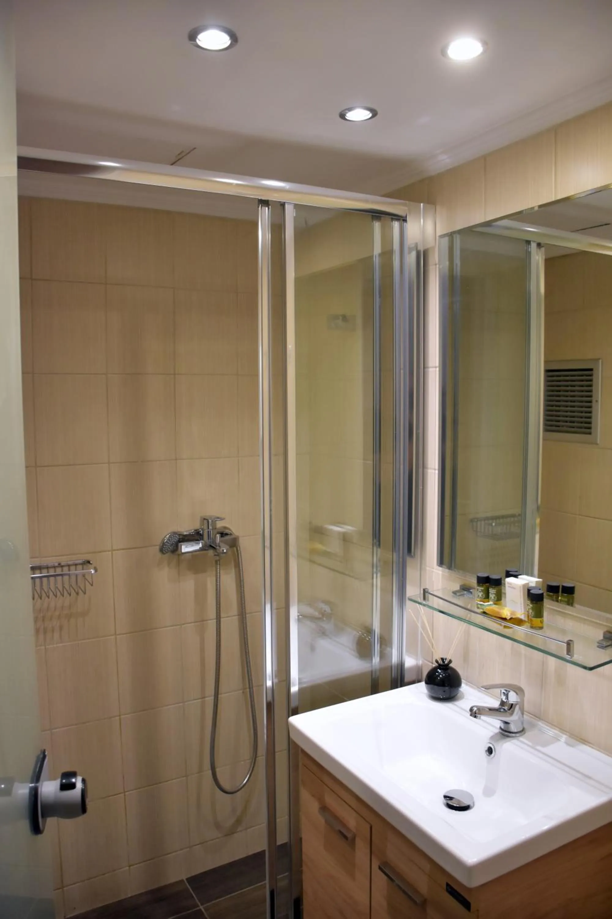 Shower in Arethusa Hotel Athens