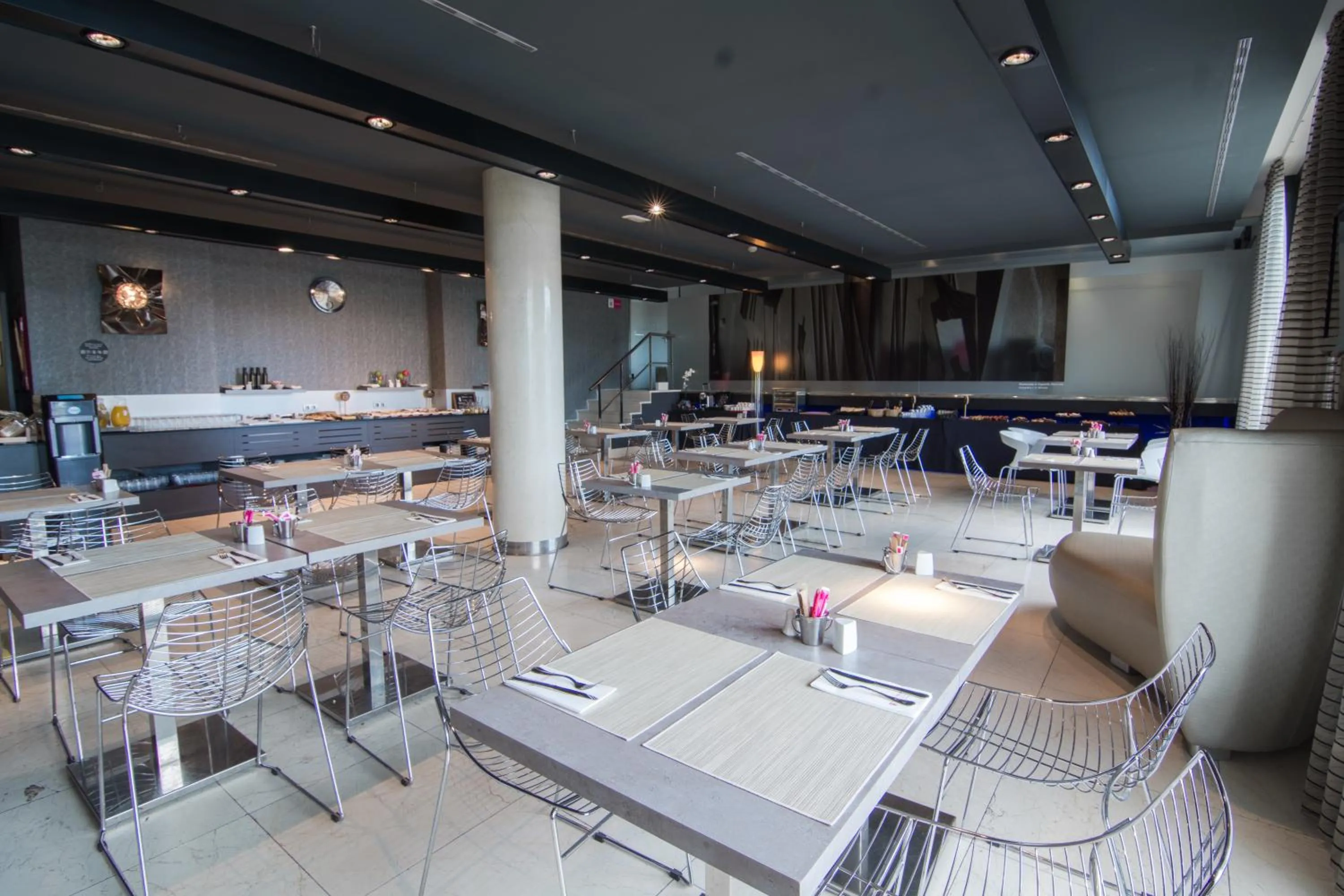 Restaurant/places to eat in Petit Palace Tamarises