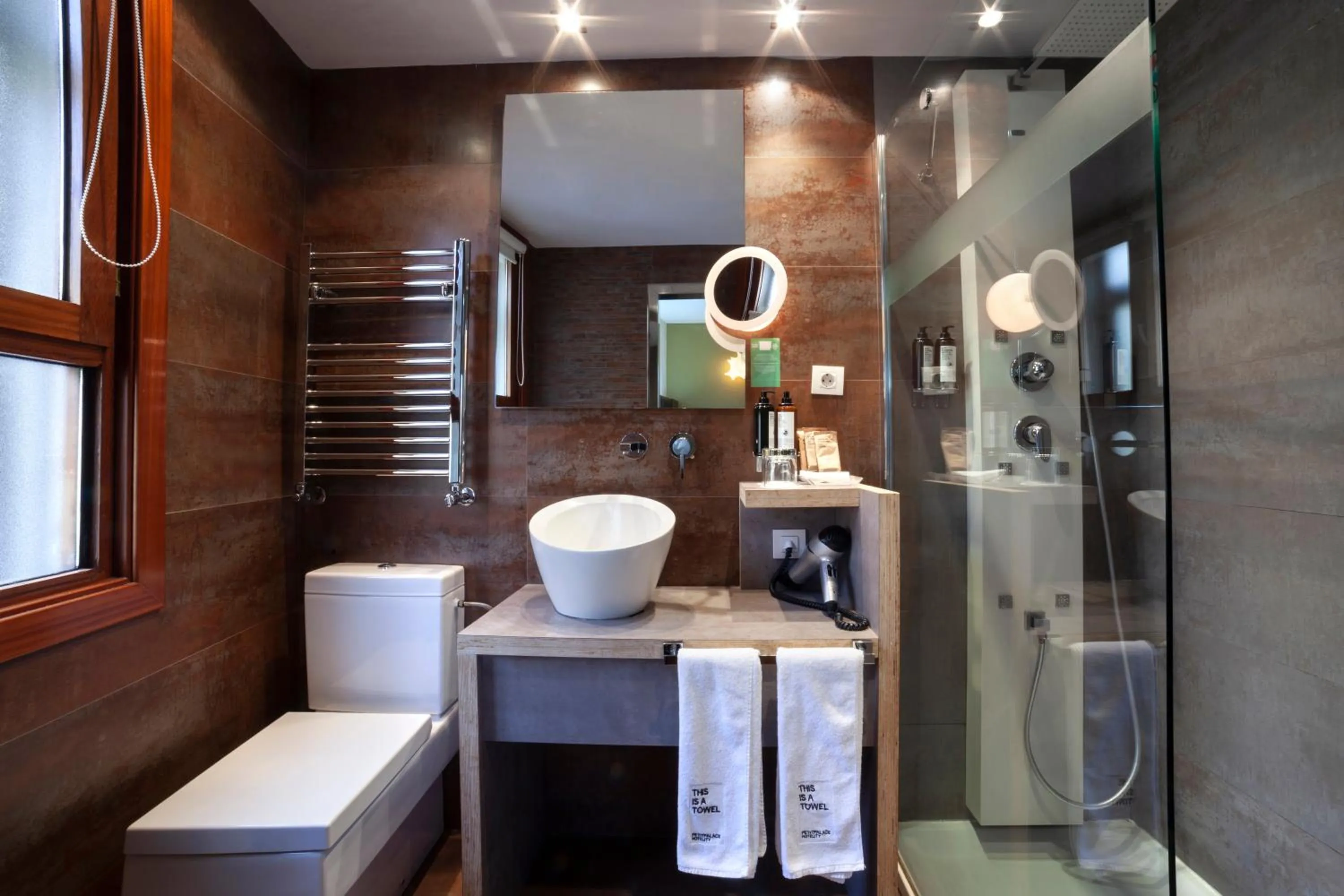 Shower in Petit Palace Tamarises