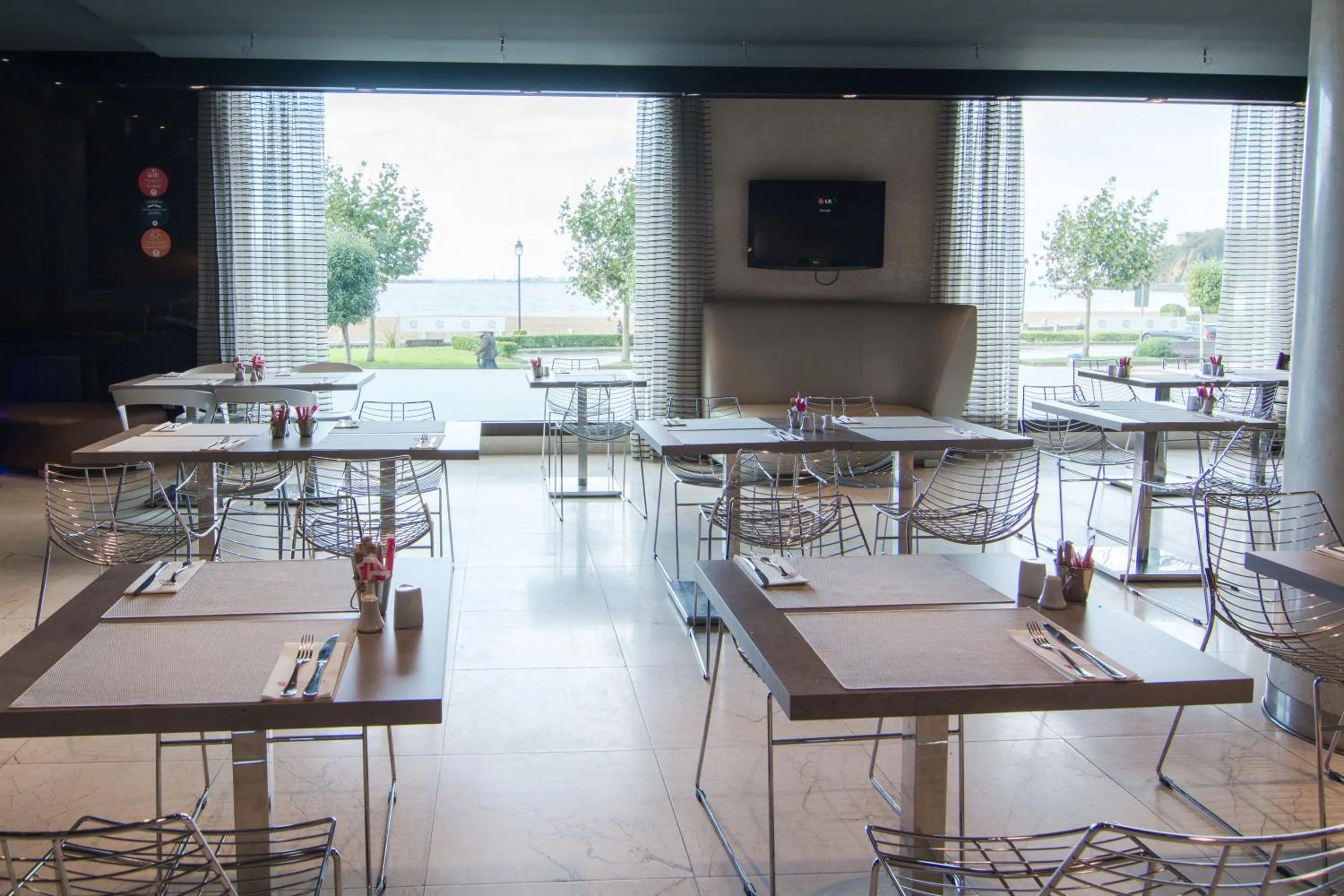 Restaurant/places to eat in Petit Palace Tamarises