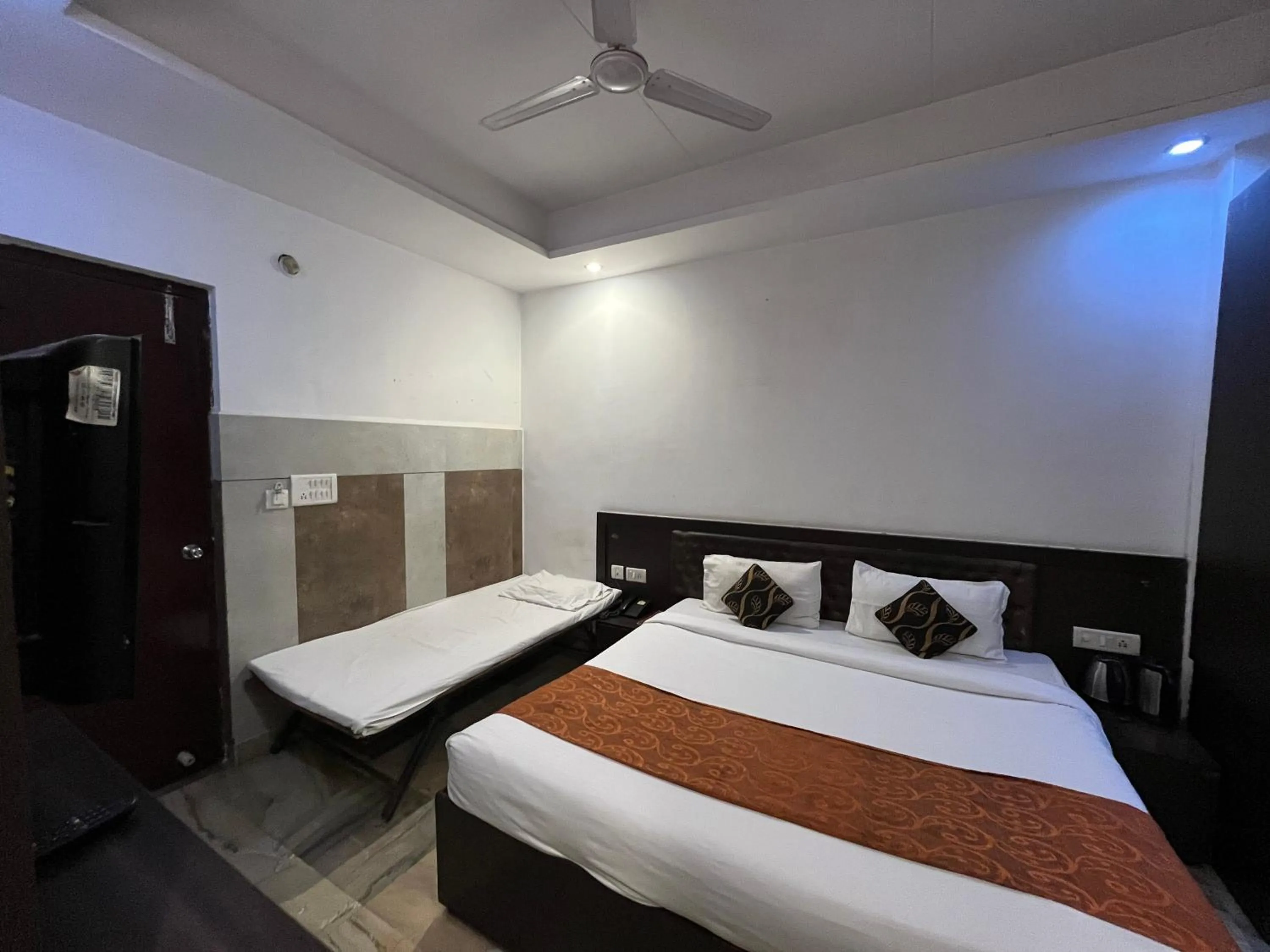 Bed in Hotel Taj Galaxy