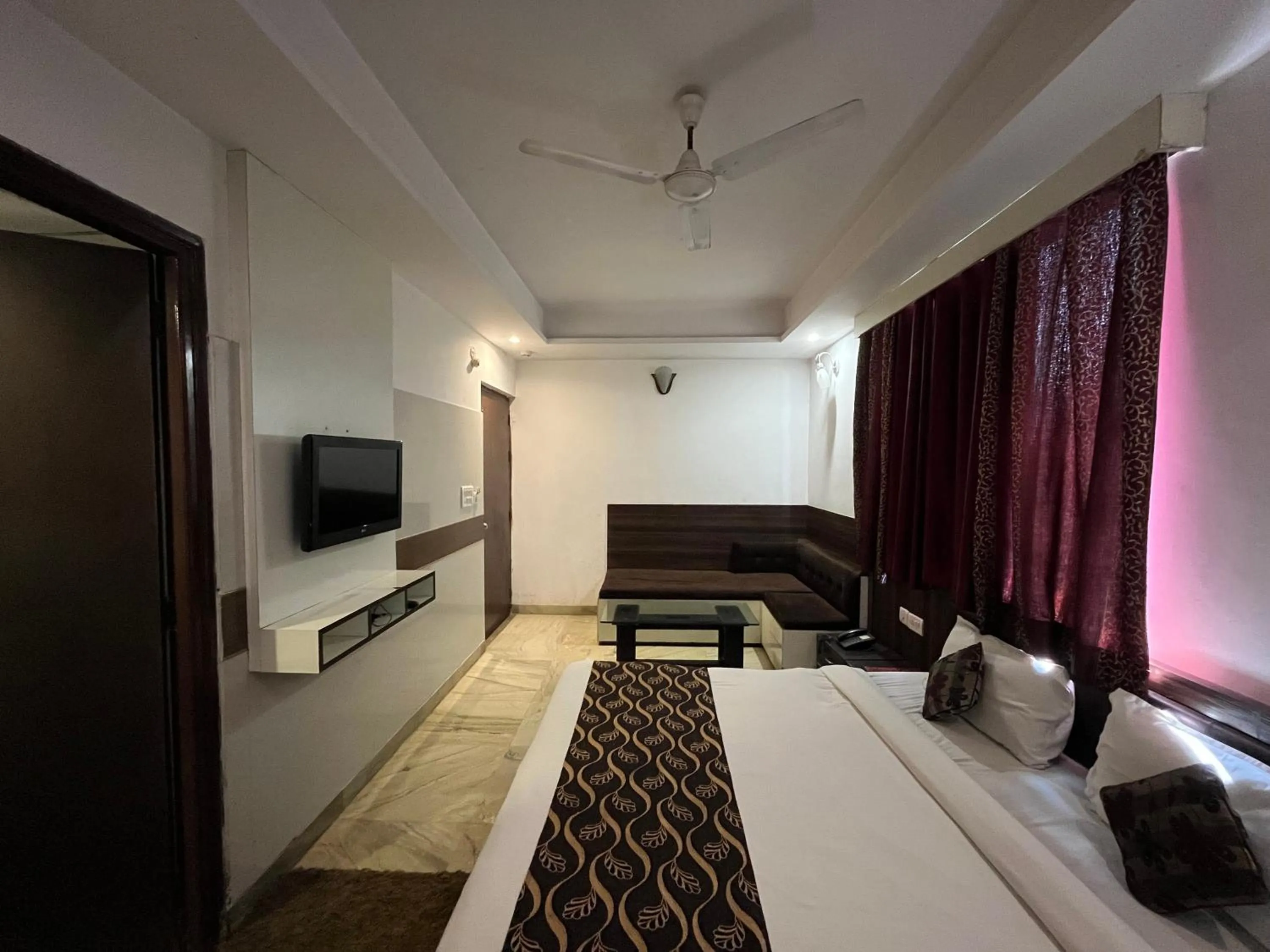 Bed in Hotel Taj Galaxy