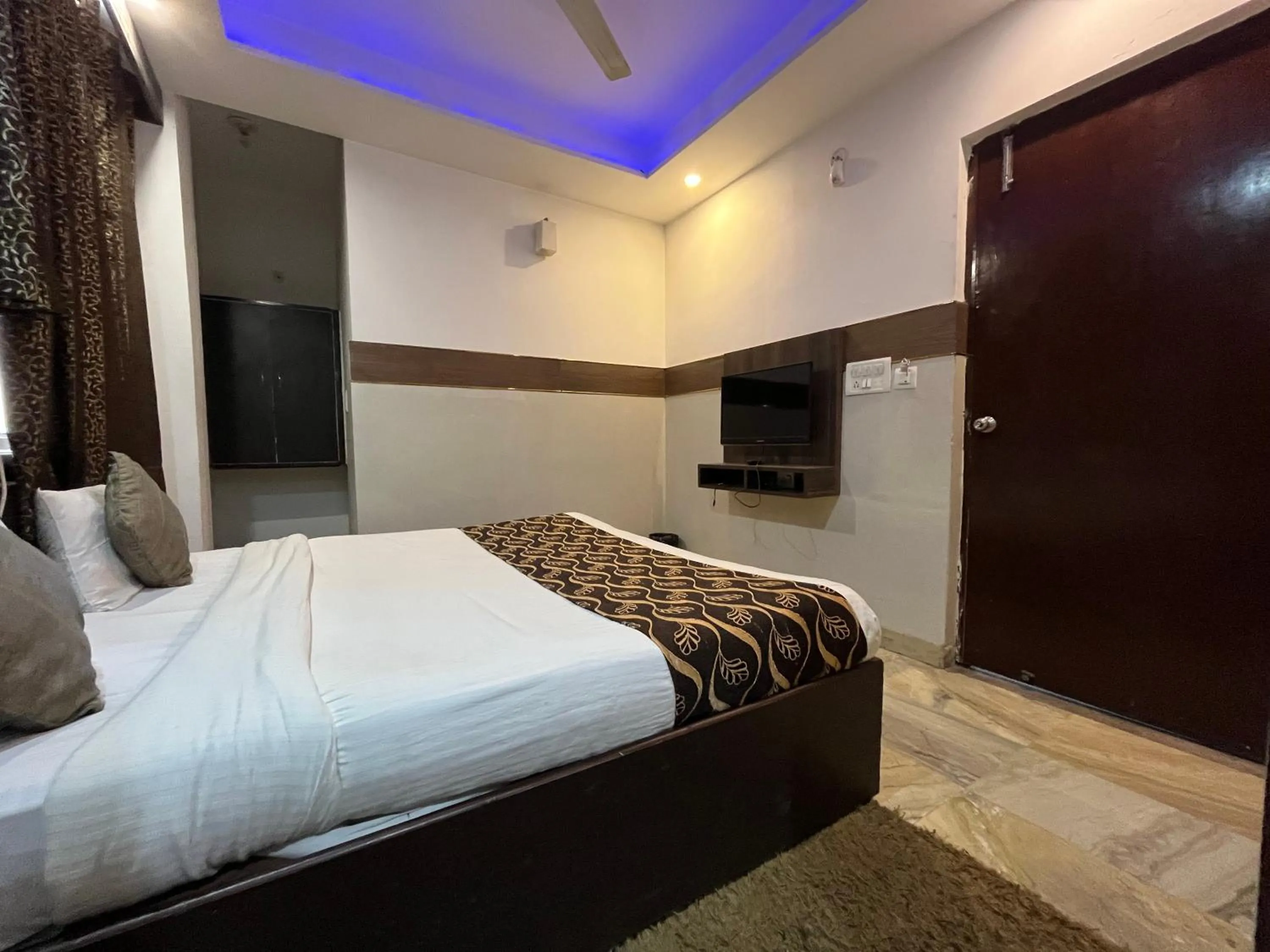 Bed in Hotel Taj Galaxy