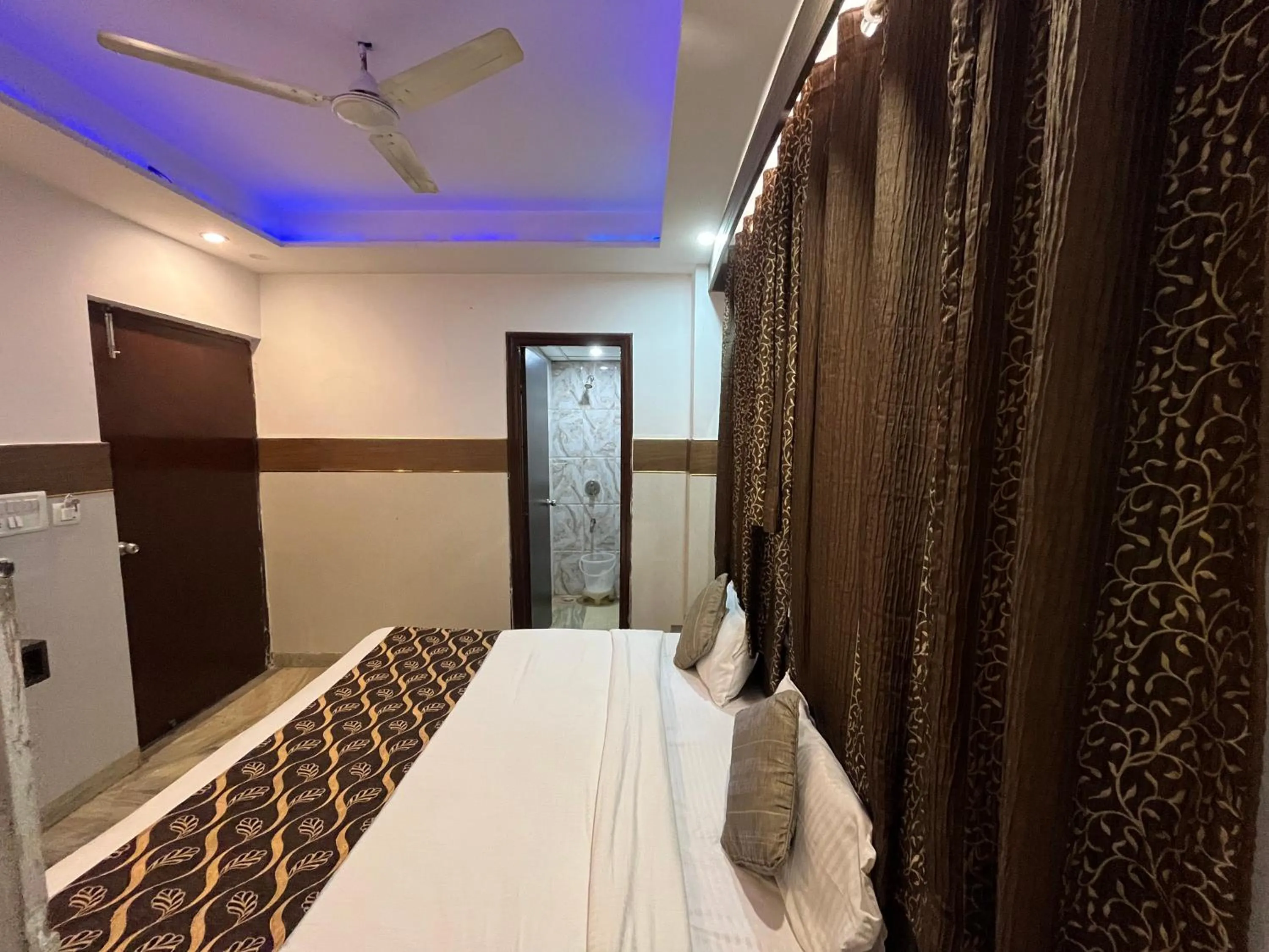 Bed in Hotel Taj Galaxy