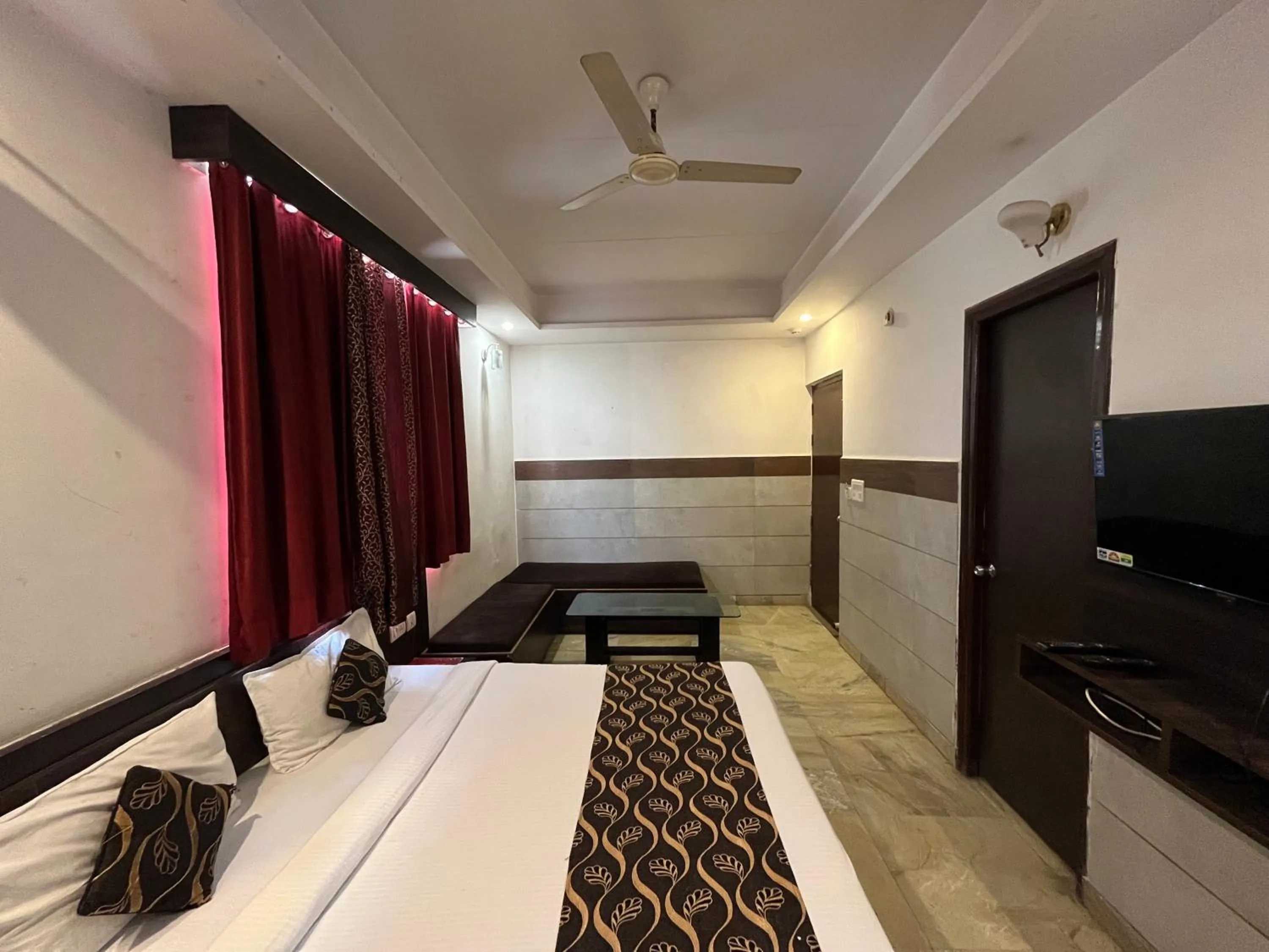 Bed in Hotel Taj Galaxy