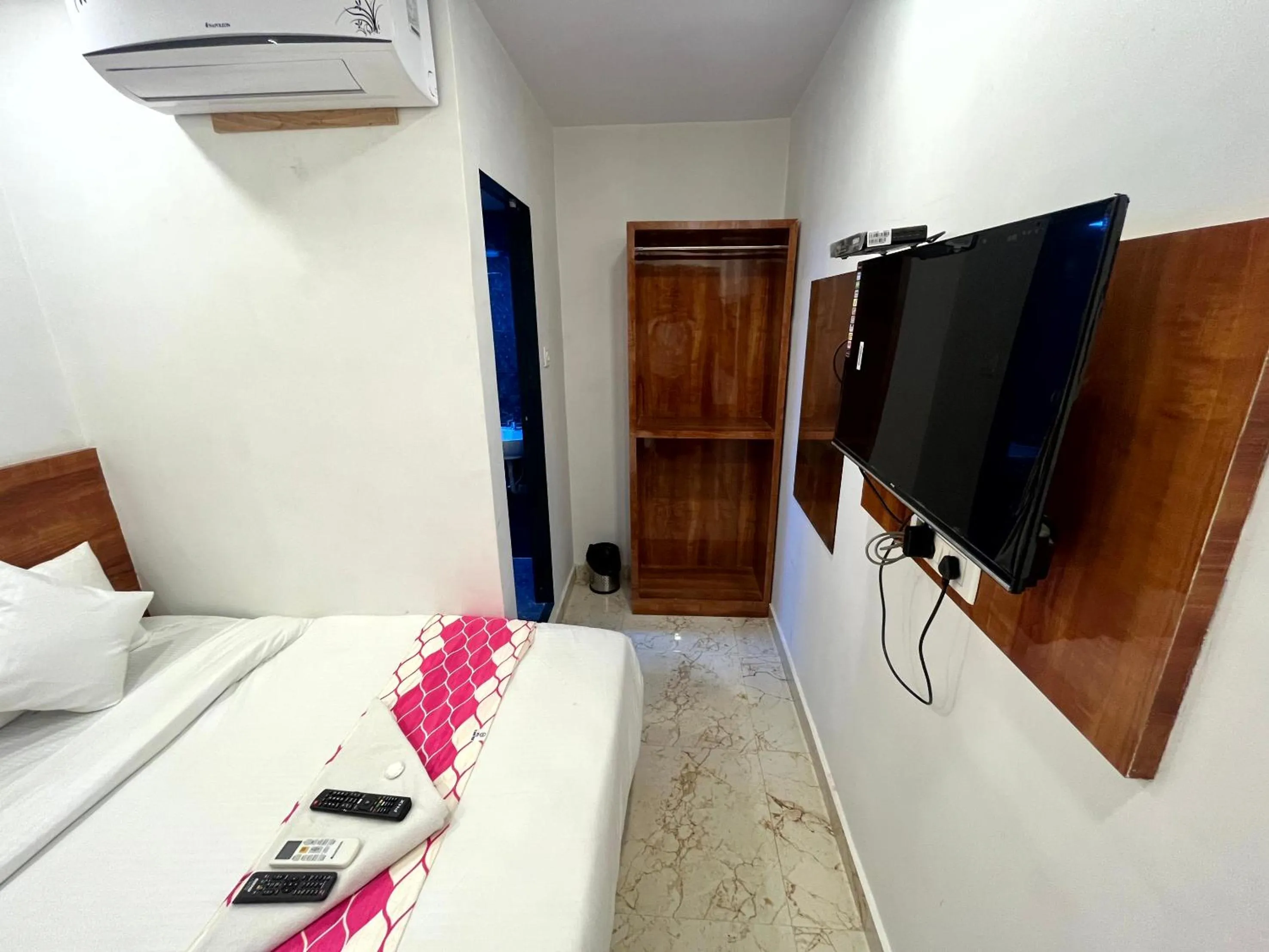 Bed in Hotel Delmond Prime- Near NESCO