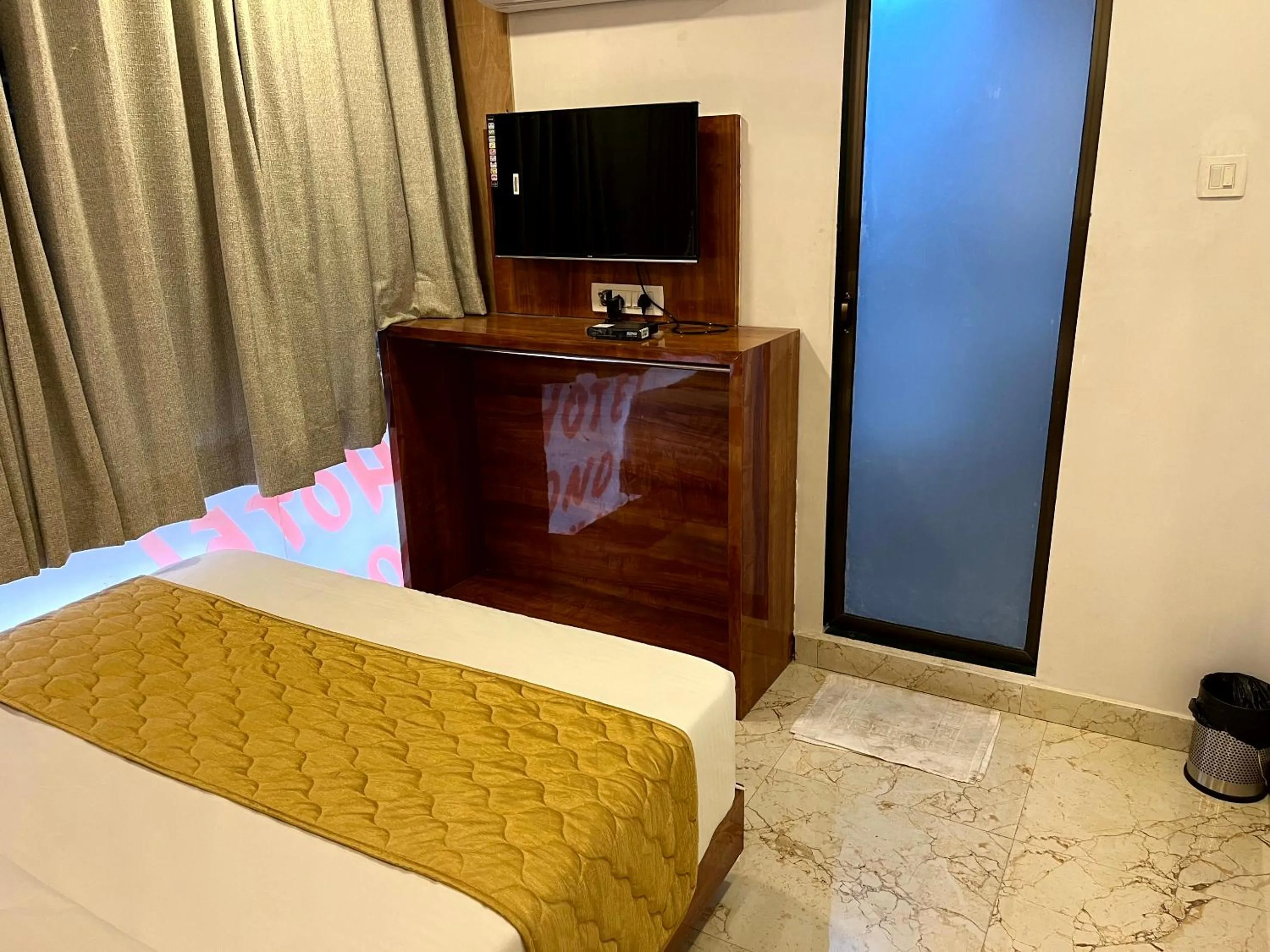 TV and multimedia, Bed in Hotel Delmond Prime- Near NESCO