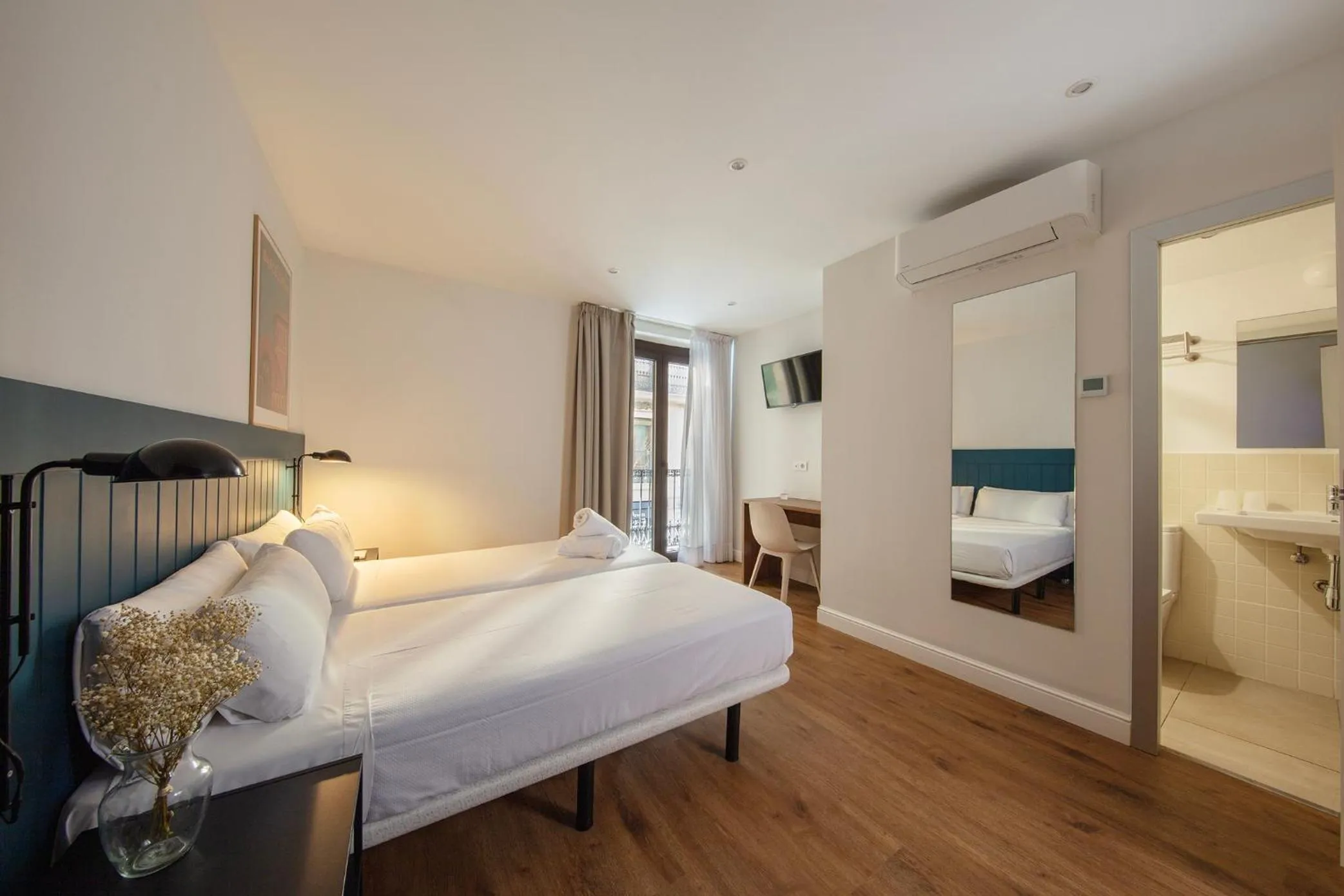 Photo of the whole room, Bed in Som Nit Port Vell