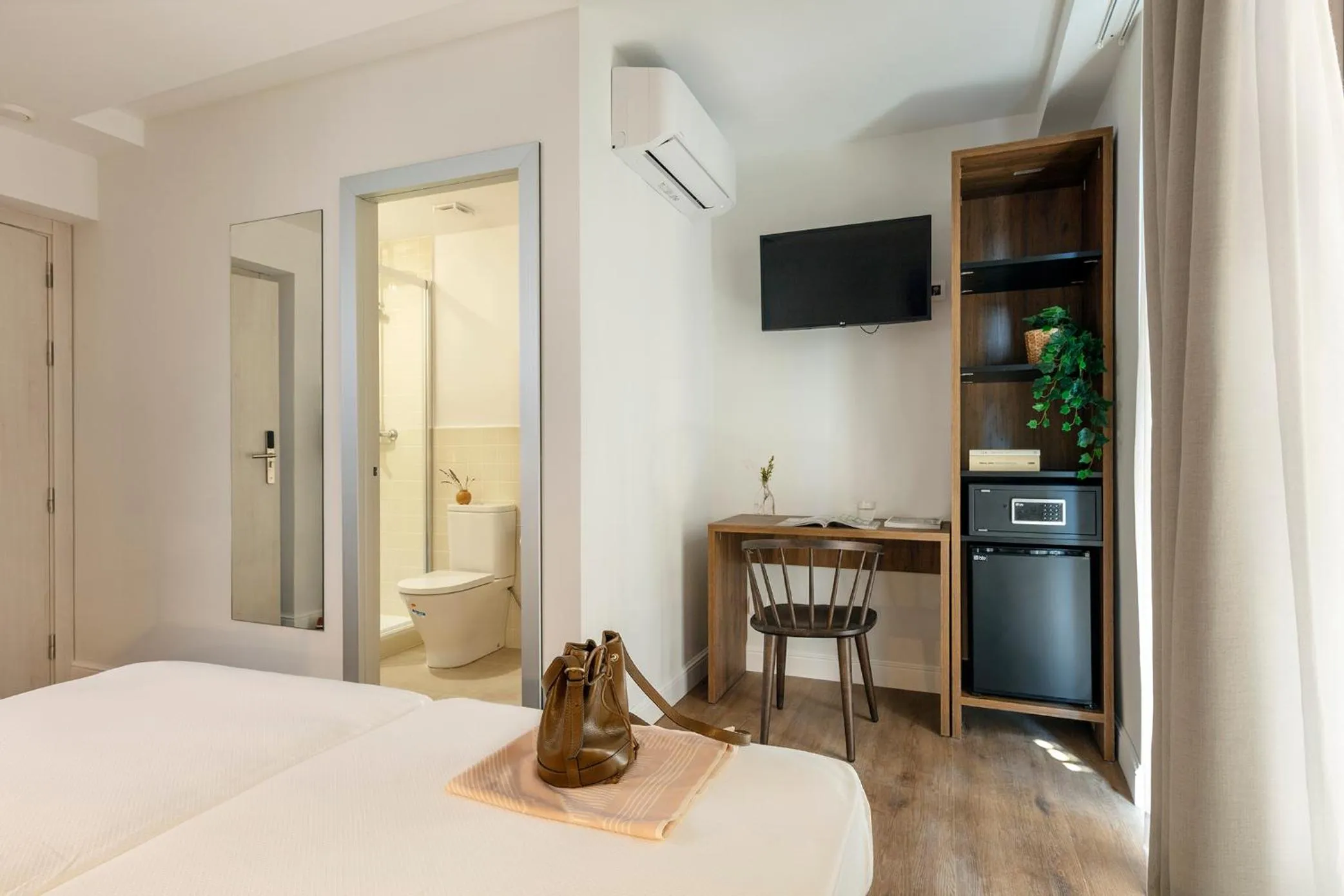 Bathroom, Bed in Som Nit Port Vell