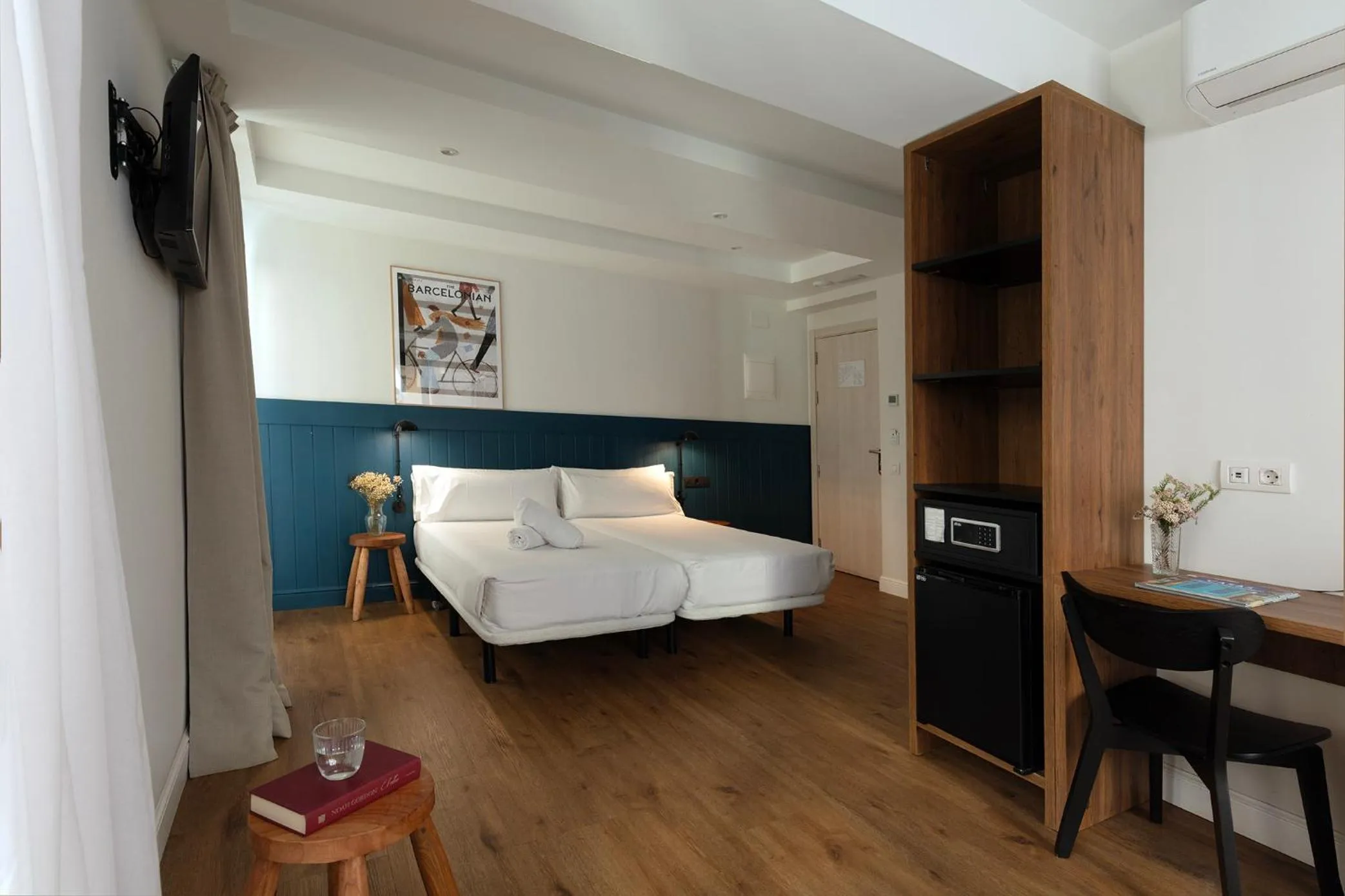 Photo of the whole room, Bed in Som Nit Port Vell