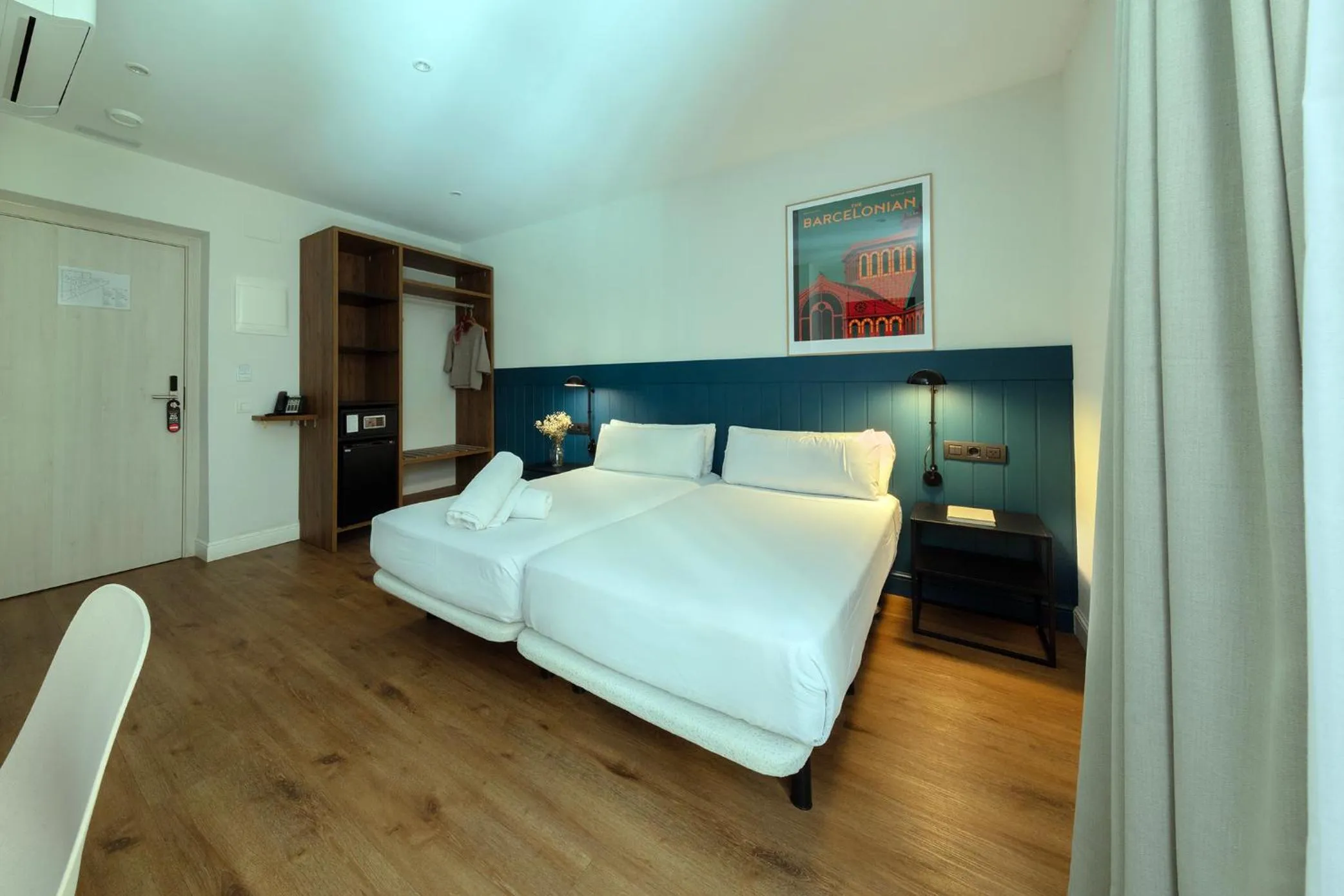 Photo of the whole room, Bed in Som Nit Port Vell