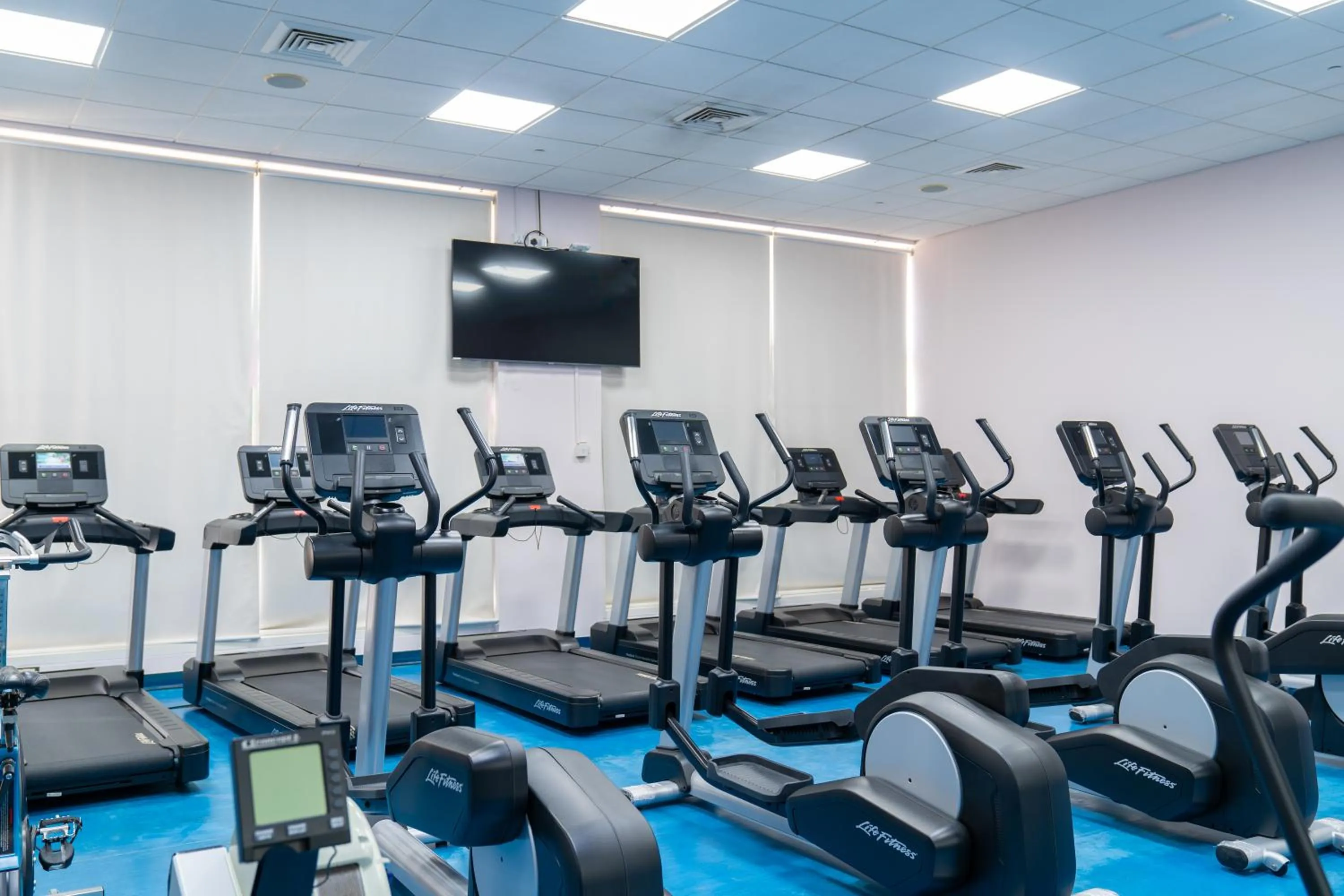 Fitness centre/facilities in eStay Hotel