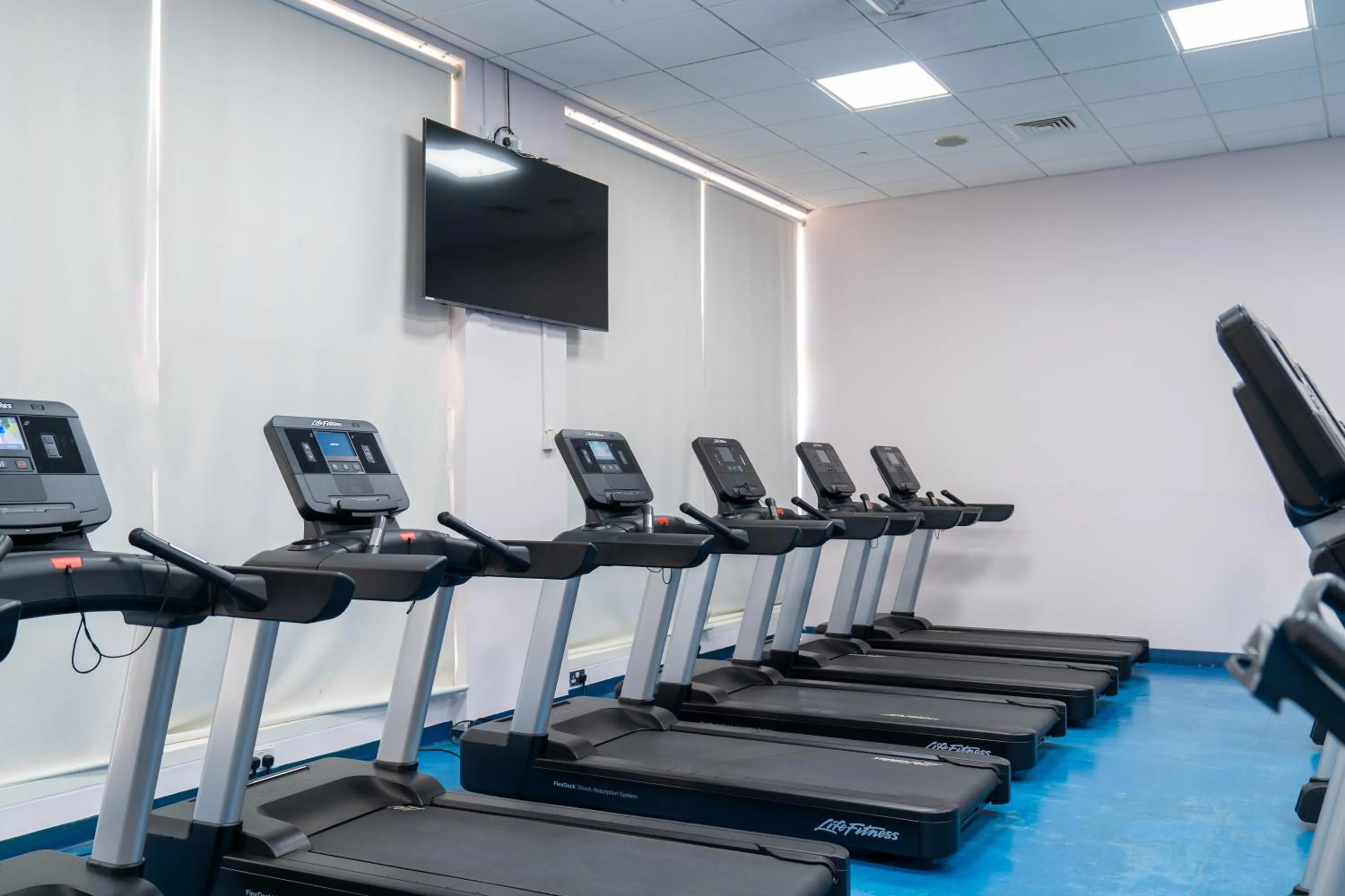 Fitness centre/facilities in eStay Hotel