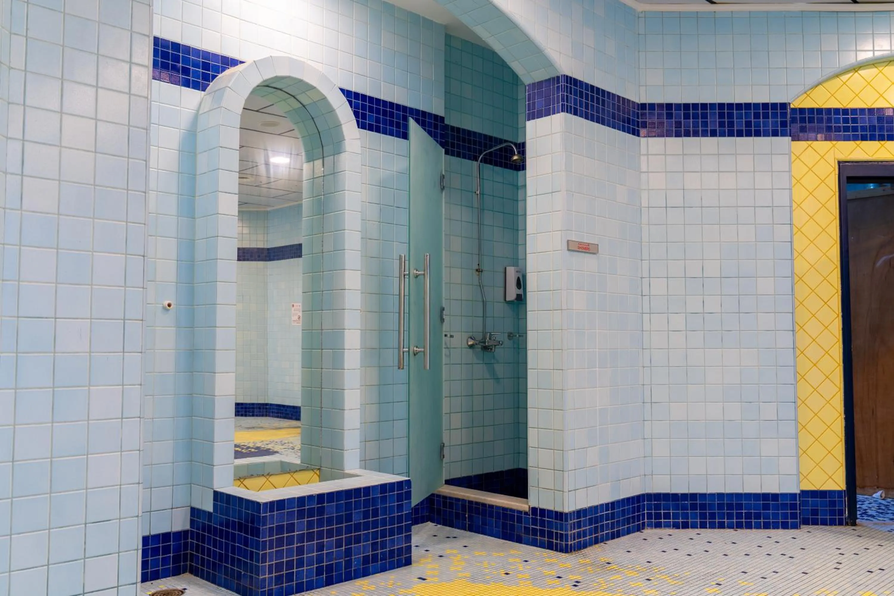 Shower in eStay Hotel