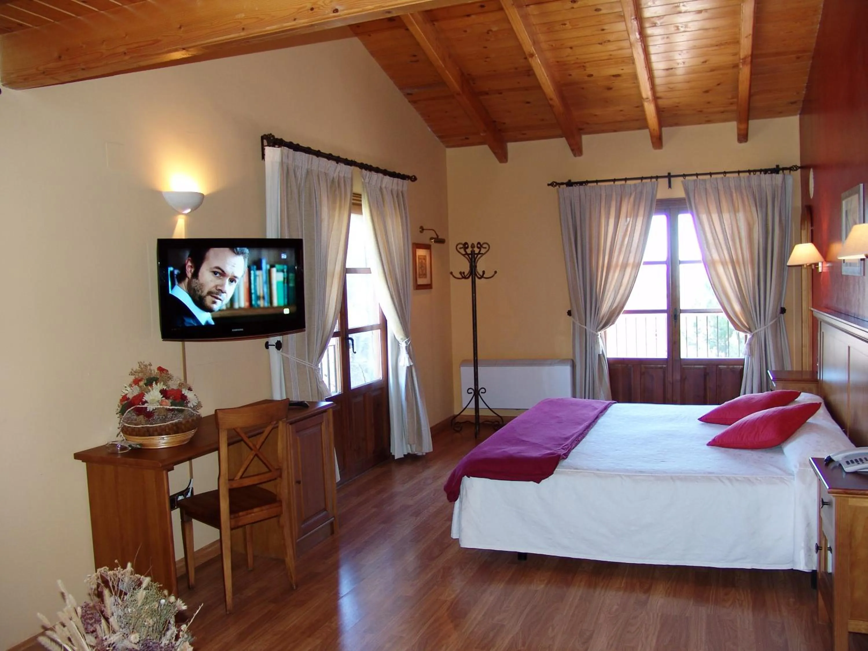 Balcony/Terrace, Bed in Hotel & SPA Peña Montañesa