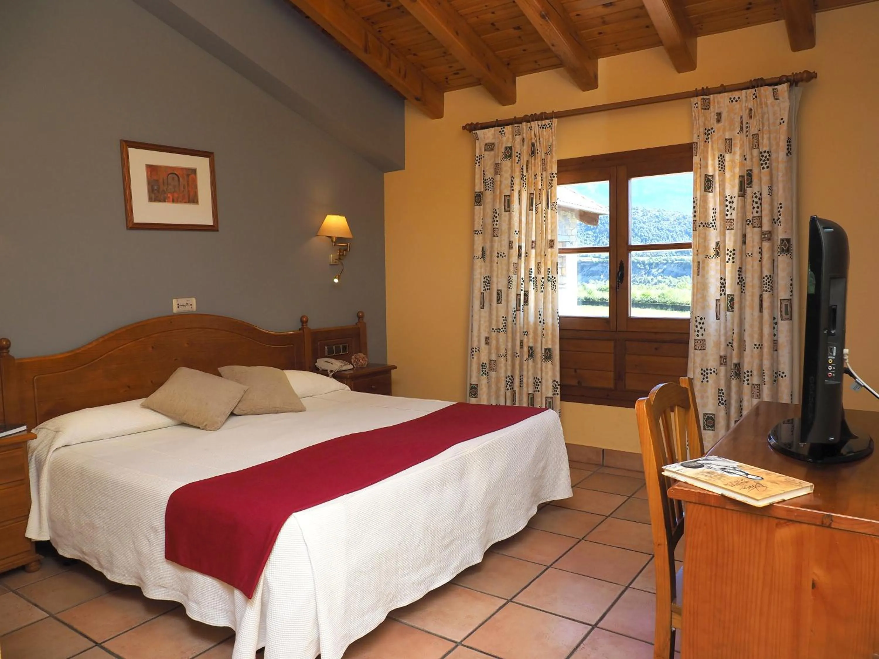 Photo of the whole room, Bed in Hotel & SPA Peña Montañesa