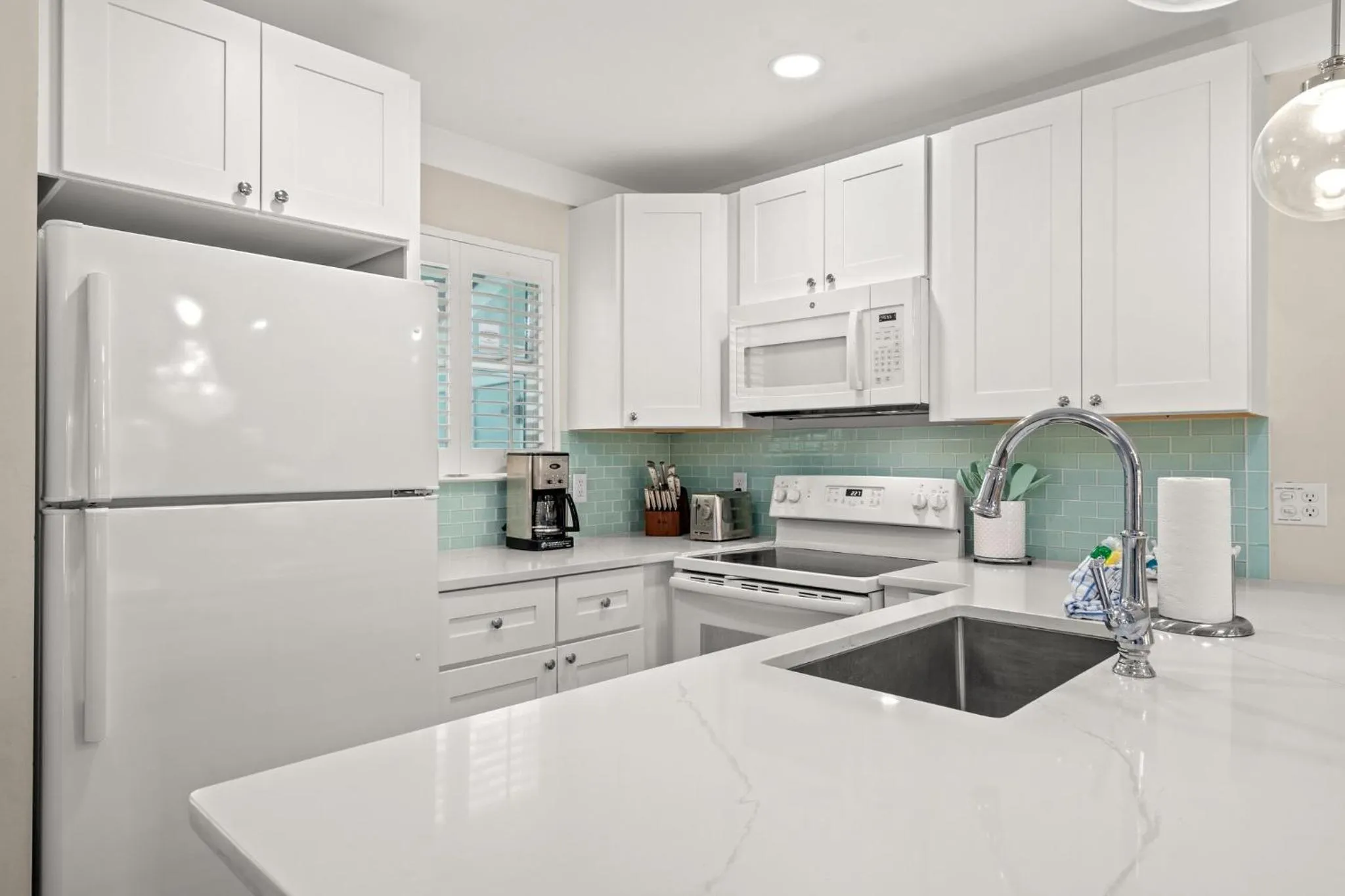 Kitchen or kitchenette in 140 Feet To White Sandy Beaches! Newly Renovated! Pool! Grill!